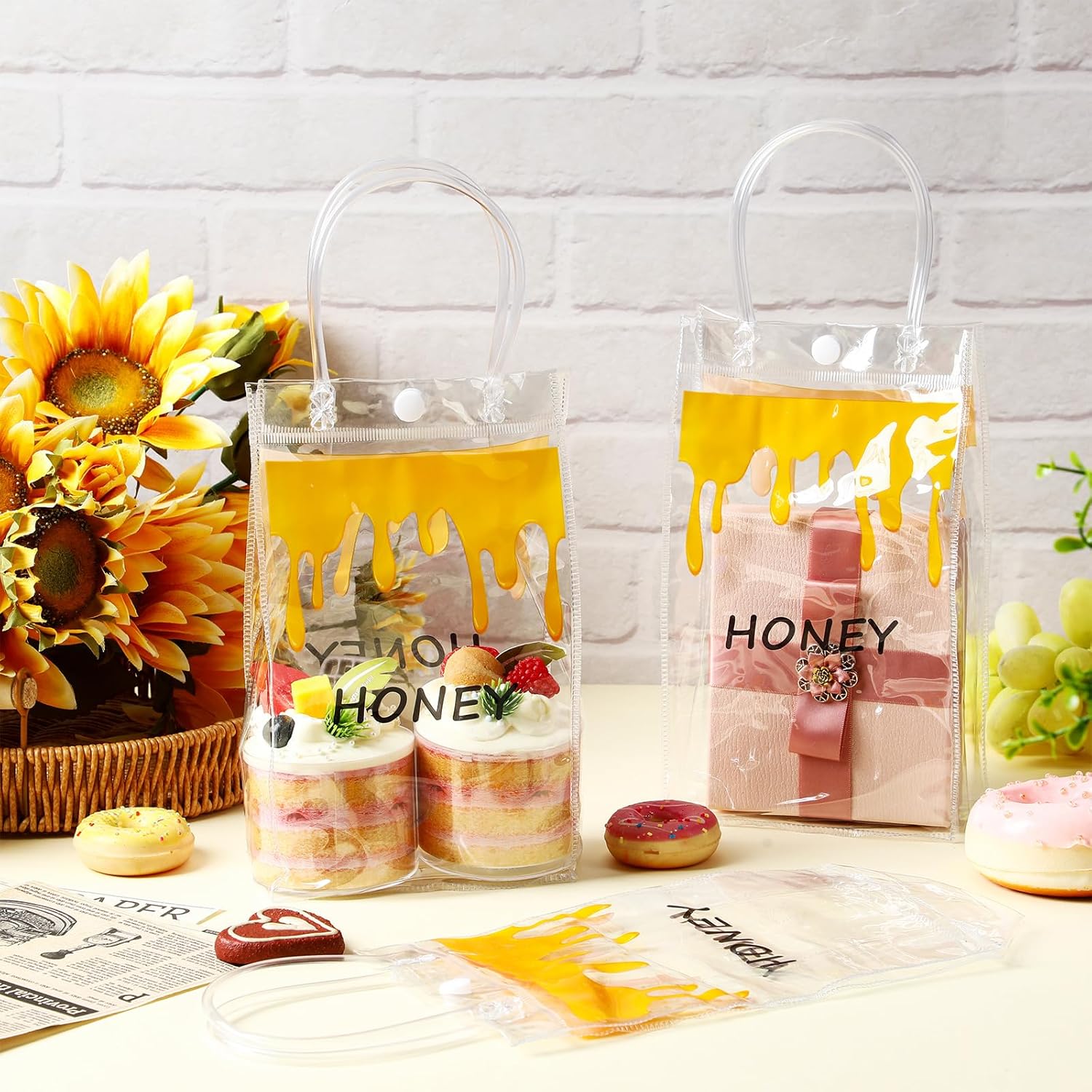 Kolldenn 20 Pcs Bee Clear Gift Bag with Handle Honey Bee Gift Bag Honey PVC Bags for Party Favor Themed Goodie Contain with Handle for Birthday Party Decorations What Will It Be Gender Reveal Supplies Polyvinyl Chloride Honey