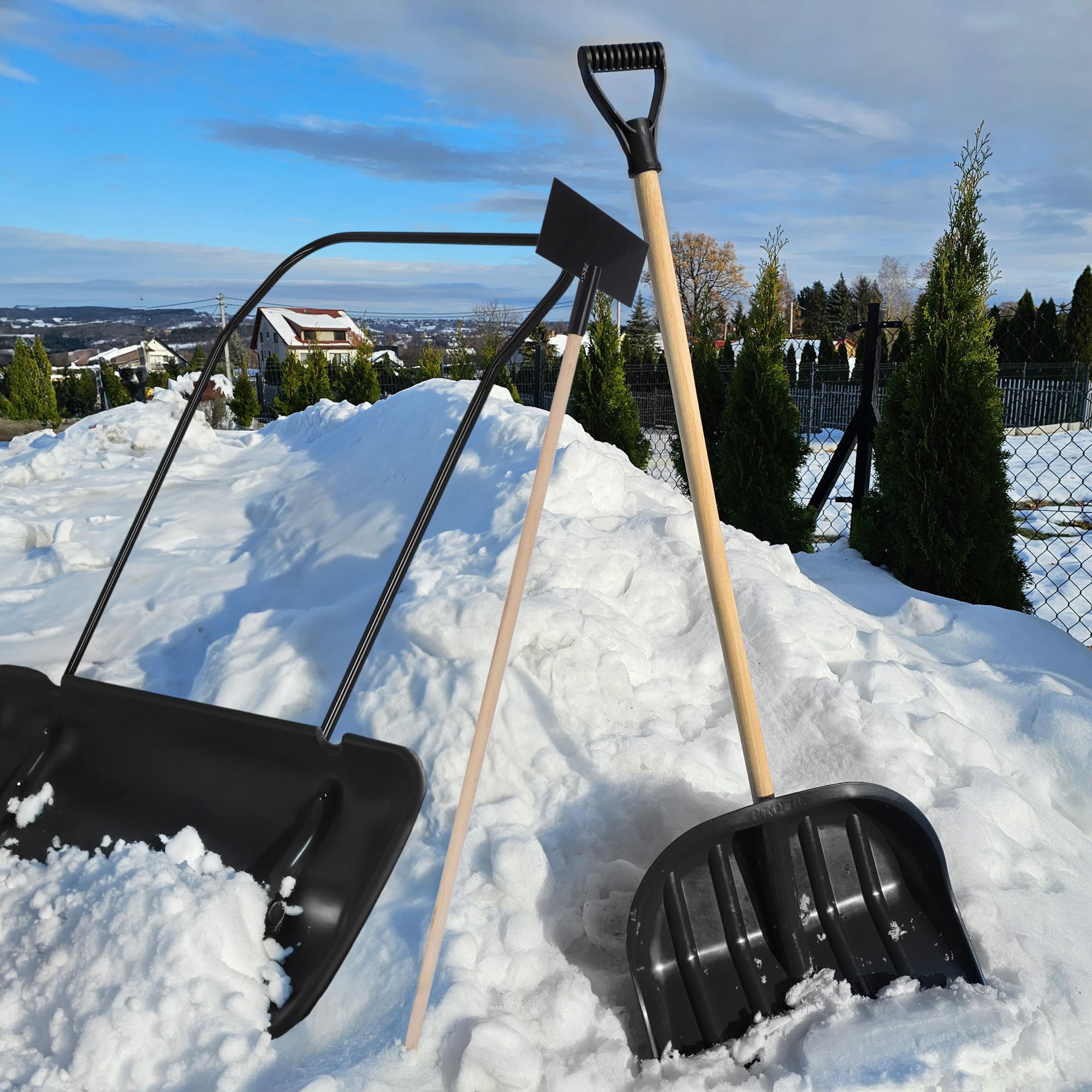 3-teilige Winter-Set bietet die perfekte Lösung für umfassende Schneeräumung und Eisentfernung Robusten Schneeschieber, Schneeschaufel und praktischen Eiskratzer für hartnäckige Eisflächen