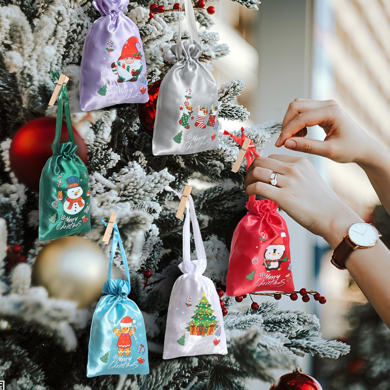 24 Stück kleine Weihnachtstüten mit Kordelzug, niedliche Satin-Geschenktüten für Weihnachten, Adventskalender, verschiedene Leckerli-Taschen für Winterurlaub, Partygeschenk