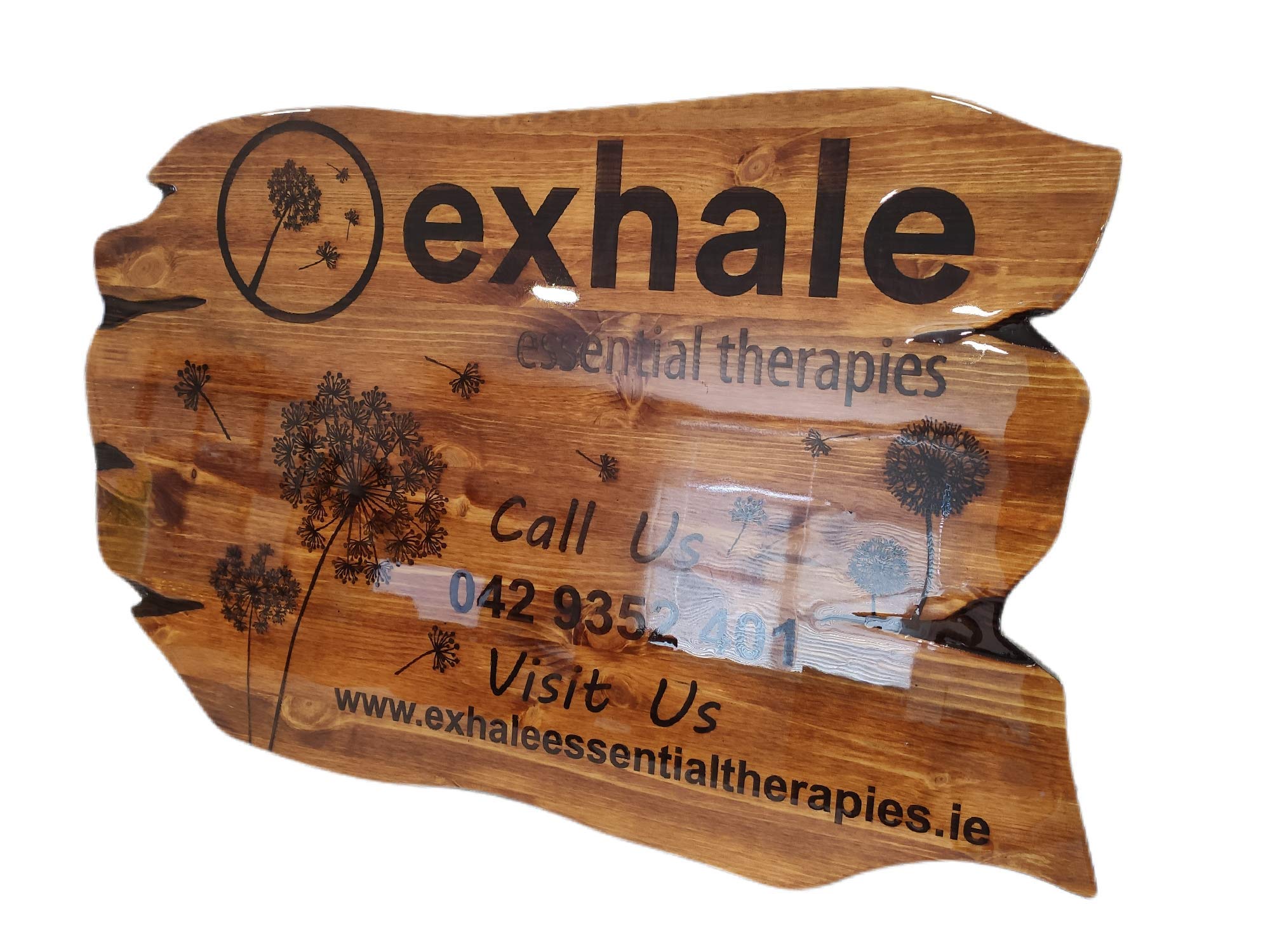 Placa de madera grabada a medida grande hecha a mano para exteriores completamente sellada con resinas. El tamaño del cartel es de 850 x 550 mm, 20 mm de grosor.