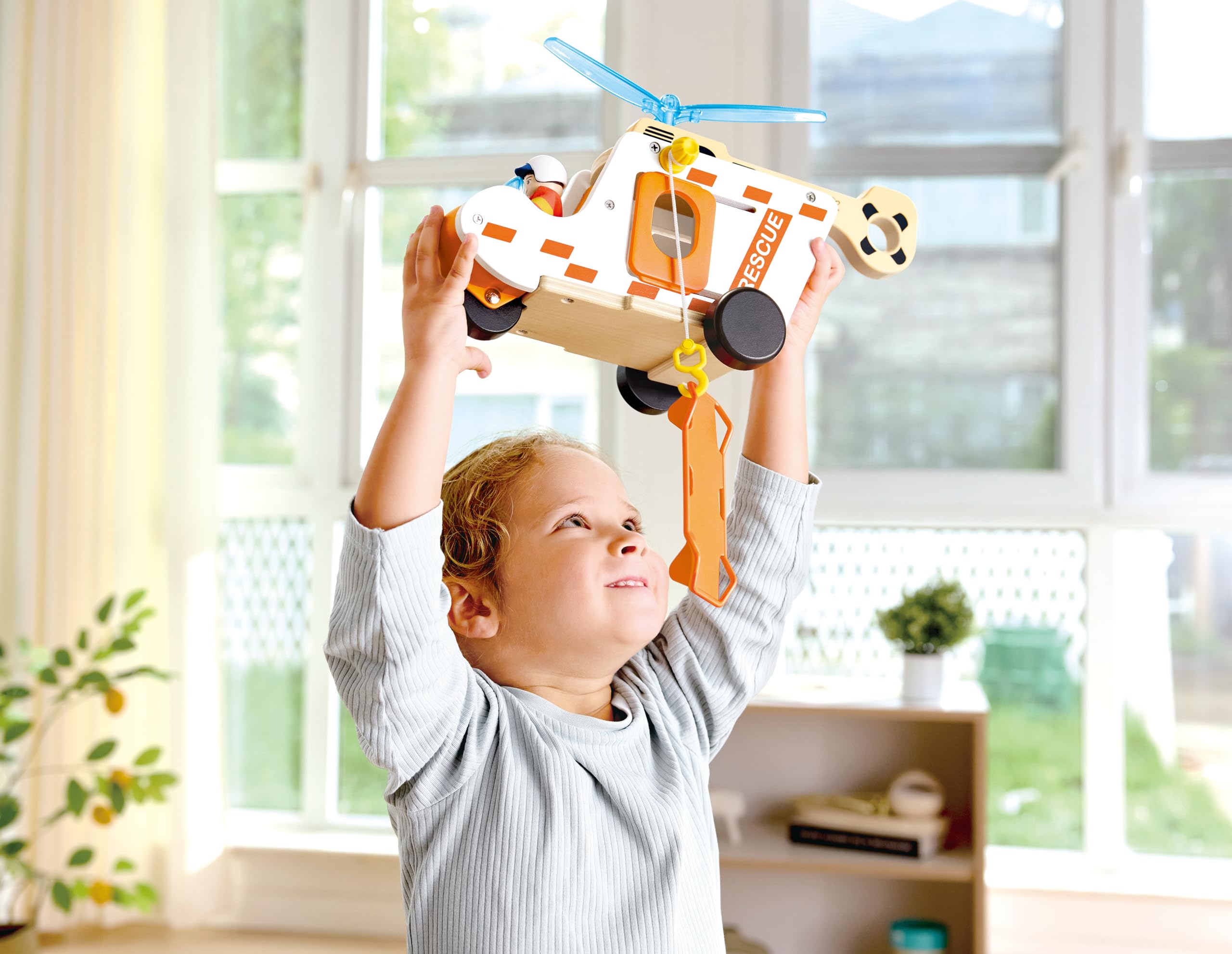 Hape Zestaw helikopterów ratunkowych, z drewna, z figurką i nosidełkiem, zabawkowy helikopter, zabawka dla małych ratowników życia, wytrzymała drewniana zabawka, dla dzieci od 2 lat