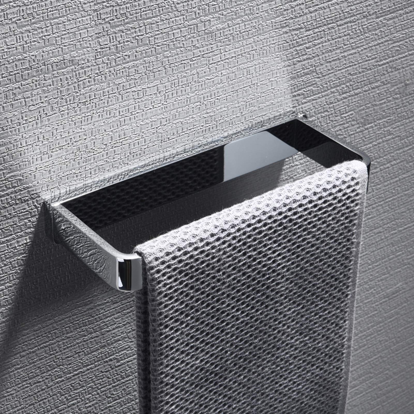 Porte-serviettes compact en cuivre massif pour optimiser les petits espaces