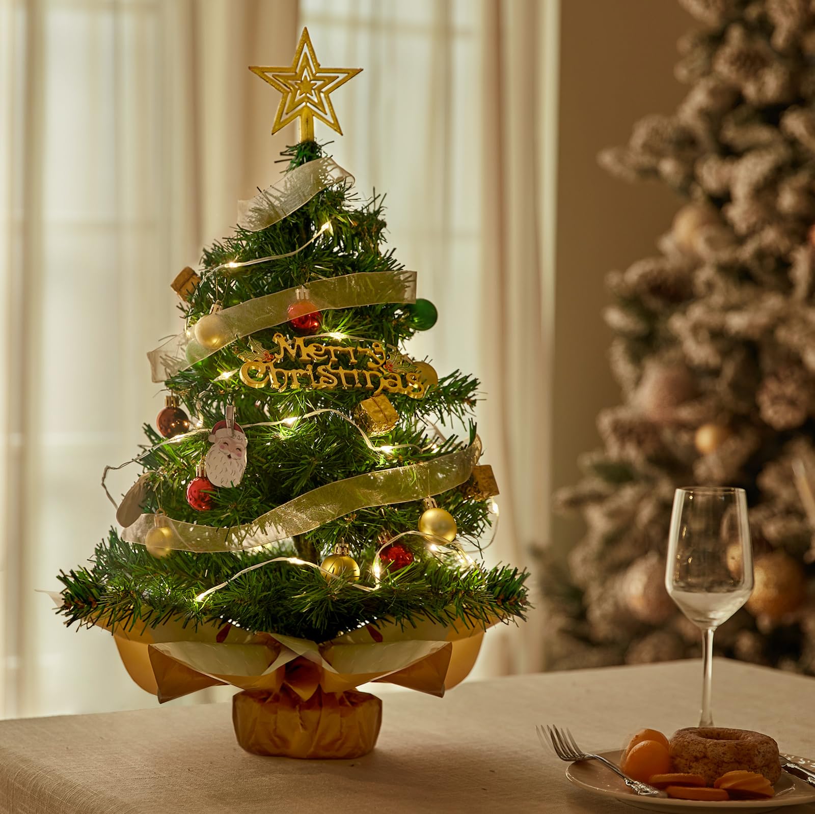Petit sapin de Noël artificiel pré-éclairé avec 50 lumières LED - 61 cm / 61 cm - Boîtes cadeaux et décorations à suspendre pour décoration de Noël à faire soi-même (alimenté par piles)