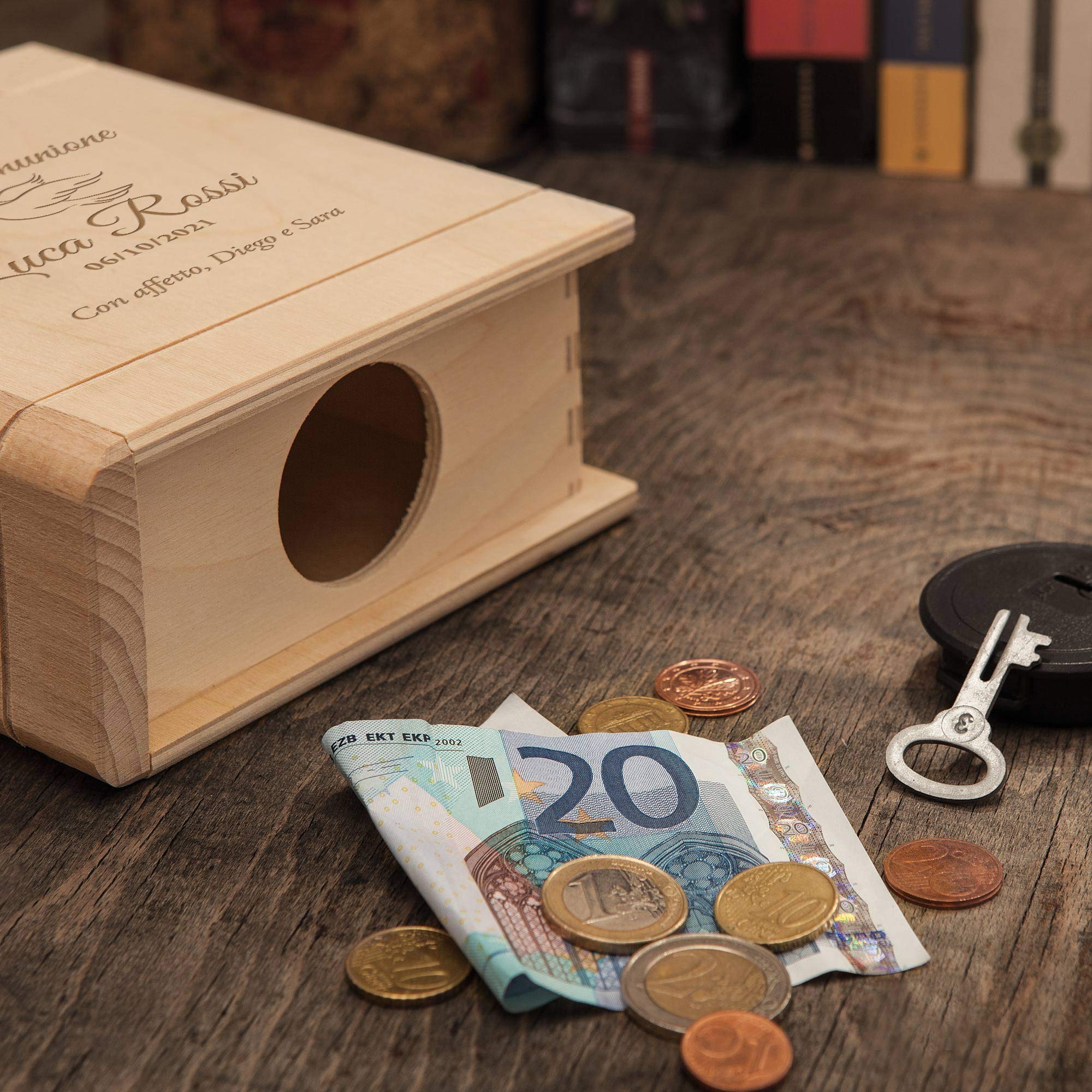 Casa Vivente Salvadanaio in Legno a Forma di Libro con Incisione Personalizzabile con Nomi e Data, Motivo Colomba della Pace, Prima Comunione