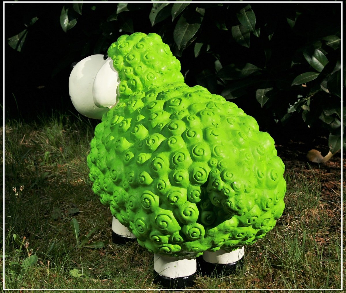 Geschenkestadl Dekofigur Schaf Susanne in grün Bunte Schafe Tier Figuren für Haus und Garten