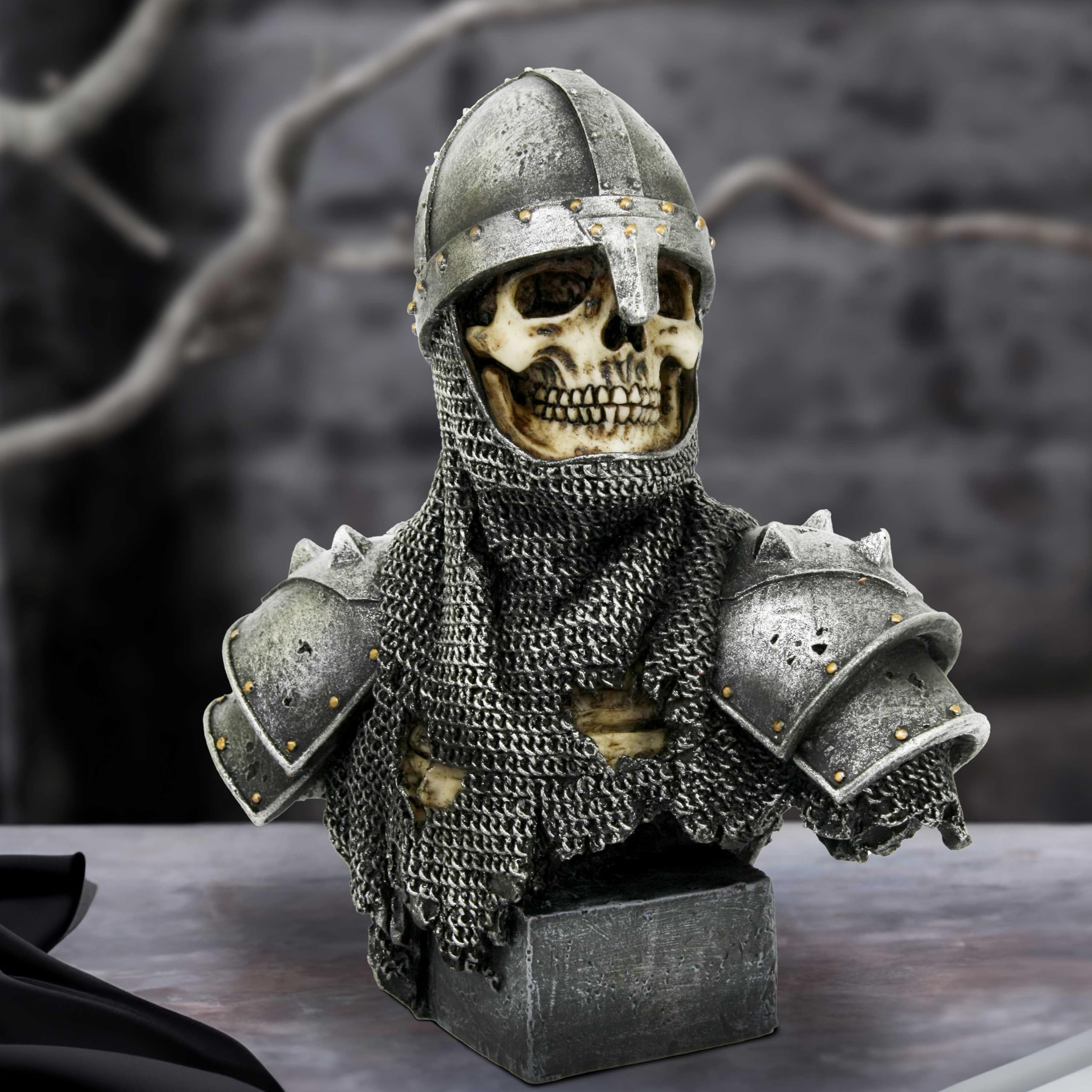 Nemesis Now Into The Knight Buste de Chevalier 19 cm, en résine, Argent, Buste de Chevalier Squelette, Buste médiéval, Statue d'histoire médiévale, coulée dans la Meilleure résine, Peinte à la Main