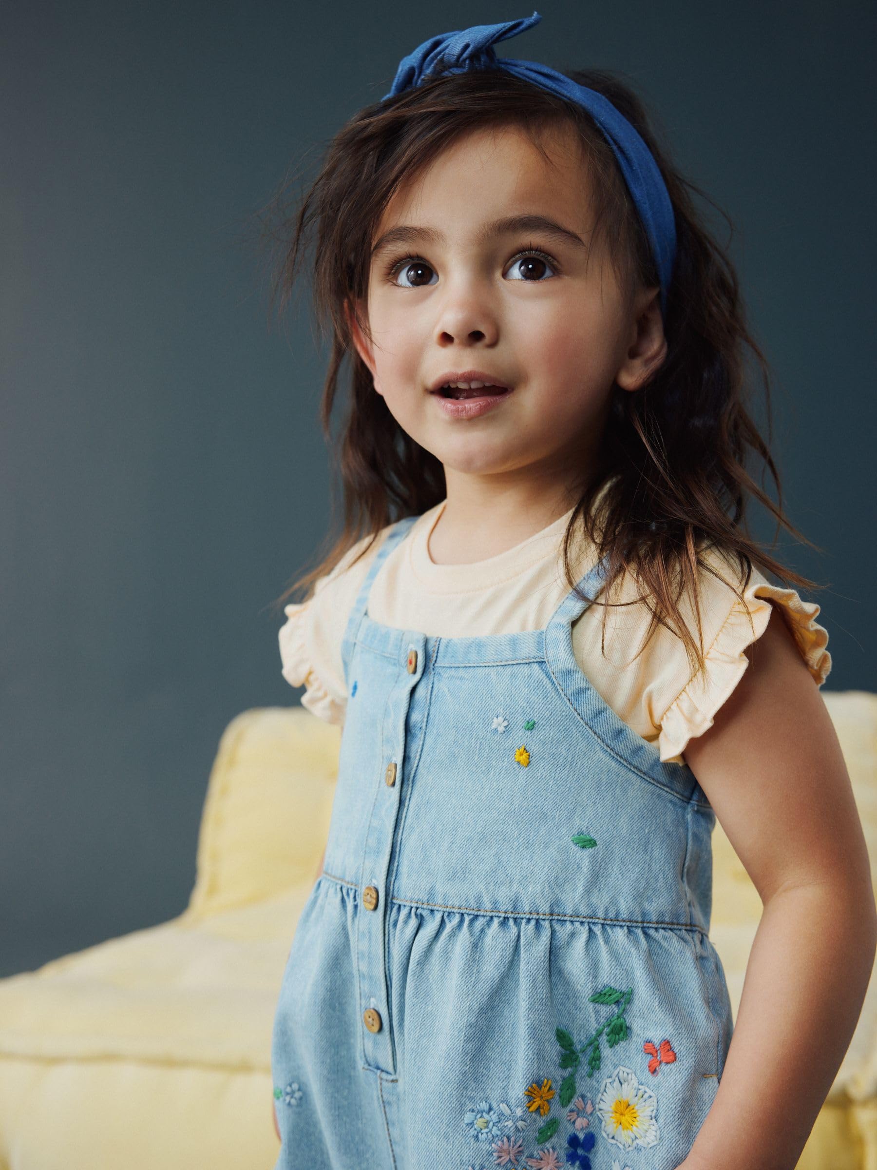 NEXT Ragazza Salopette corta e t-shirt in denim con ricami floreali