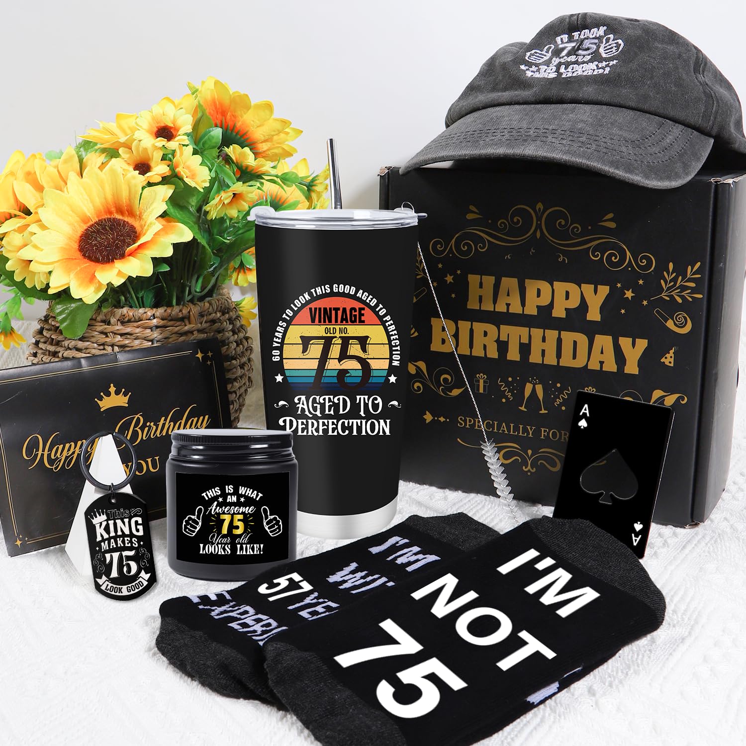 Regalo per il 75° compleanno da uomo, 7 pezzi, 75 anni, idea regalo per compleanno, tazza da viaggio da 590 ml, calzini divertenti, berretto da baseball, portachiavi, apribottiglie, candele, 75