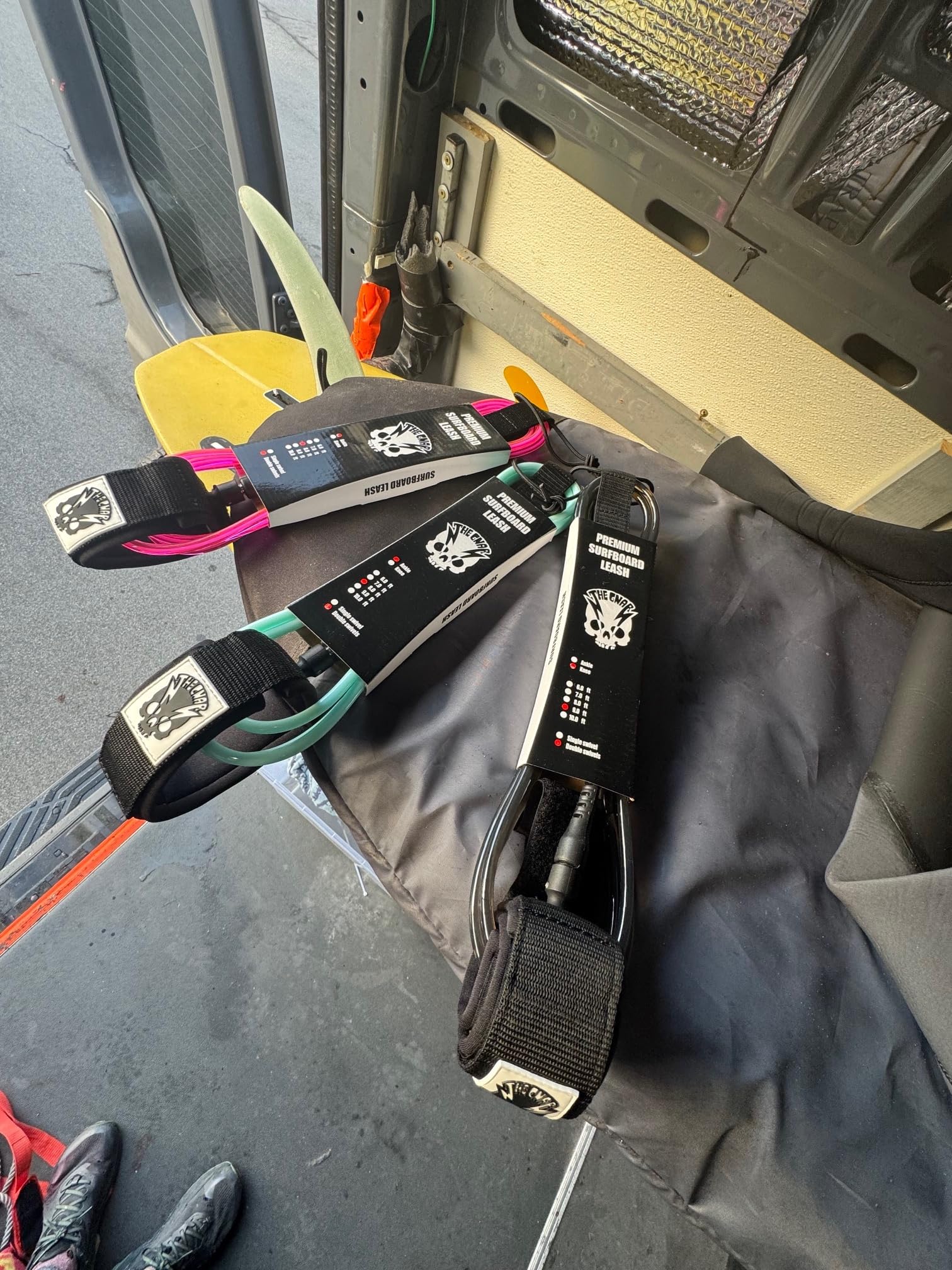 Laisse de planche de surf en nylon noir avec système pivotant en acier inoxydable, sangle de cheville rembourrée, manchette à dégagement rapide, cordon en uréthane robuste pour le surf