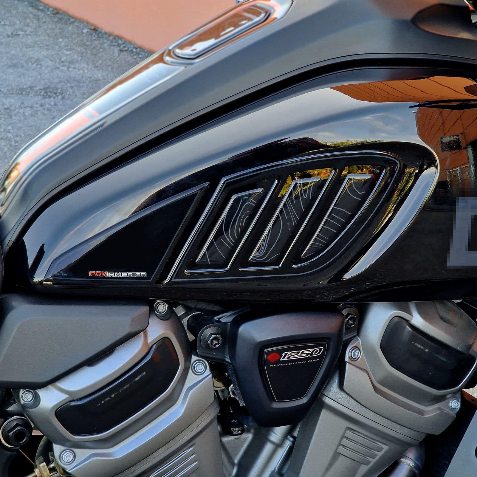 Resin Bike Naklejki Moto kompatybilne z Harley Davidson Pan America Speical 2020-2026. Chronią Osłony boczne zbiornika przed uderzeniami i zadrapaniami. Naklejki żywiczne z efektem 3D