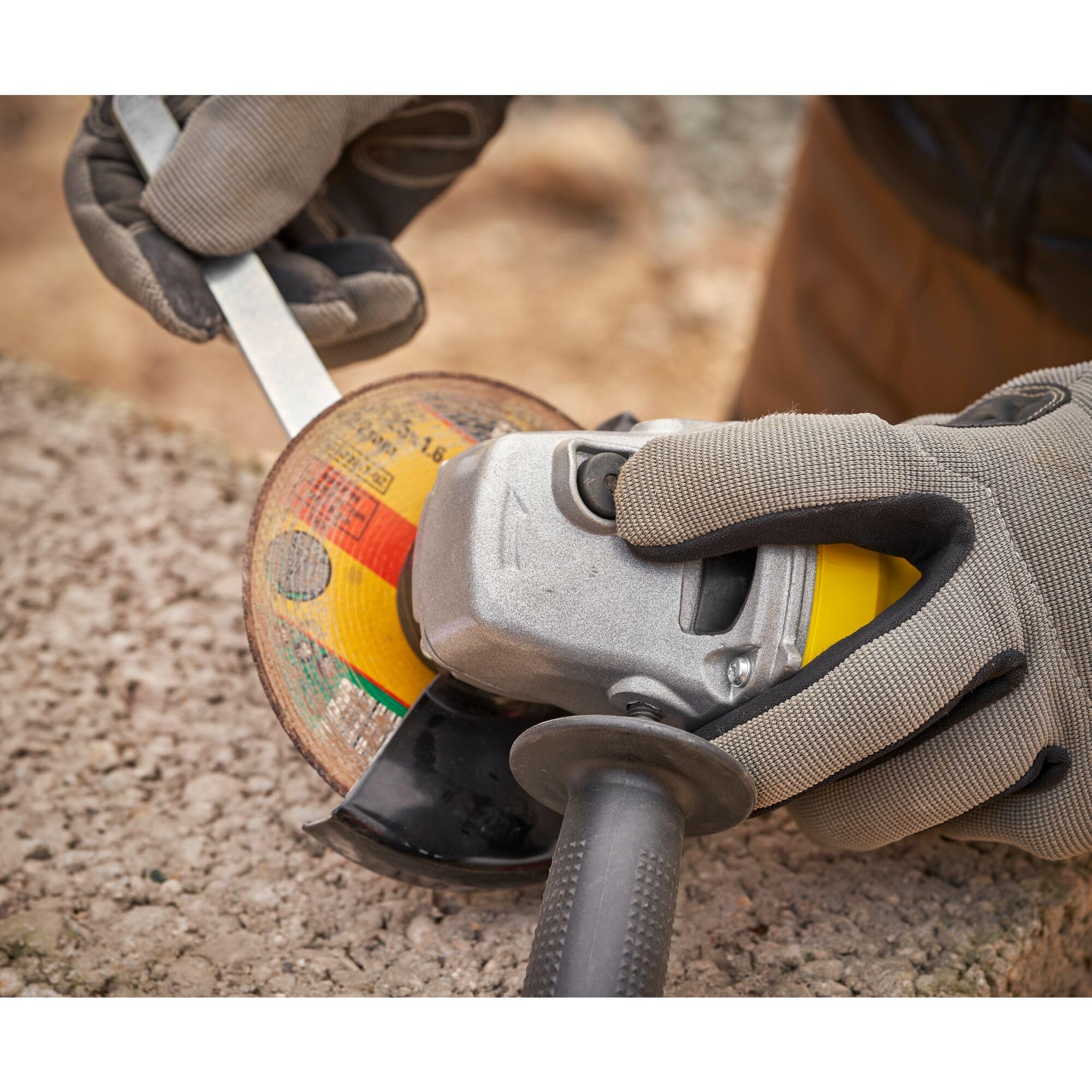 Mini-Amoladora 1.100W 125mm, velocidad variable 3.000-11.000 rpm, rosca del eje M14, embrague electrónico, protección contra re-arranque y arranque suave. Incluye empuñadura lateral marca STANLEY