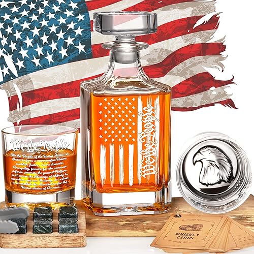 PONPUR Decantador de whisky grabado con la bandera estadounidense We The People, juego de decantador de whisky de 21.5 onzas líquidas con 2 vasos,