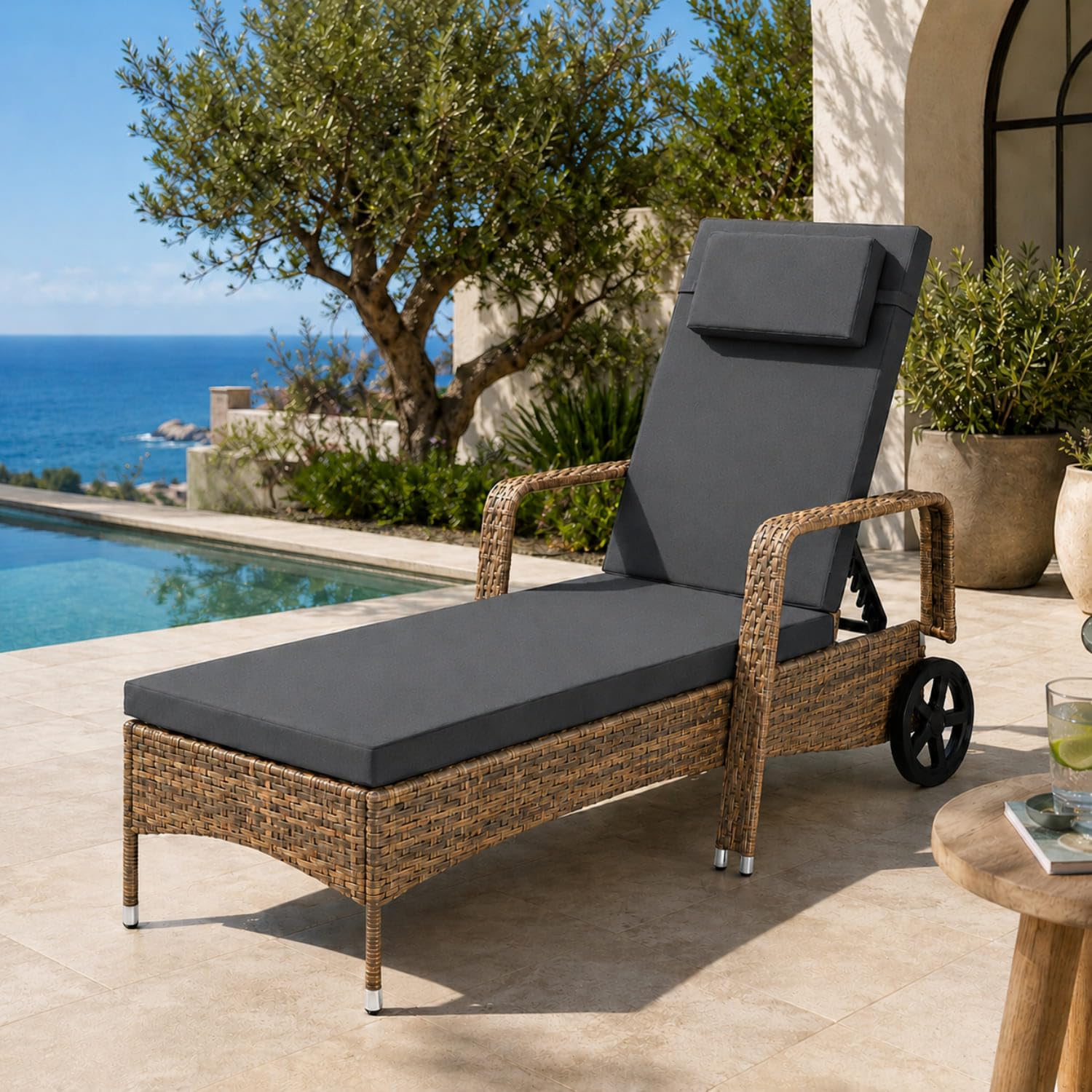 Lettino Prendisole Reclinabile In Polyrattan Con Schienale Regolabile In 6 Posizioni Cuscino Poggiatesta E Ruote Per Giardino Piscina Terrazzo 196 x 72 x 94.5 Cm Marrone Chiaro