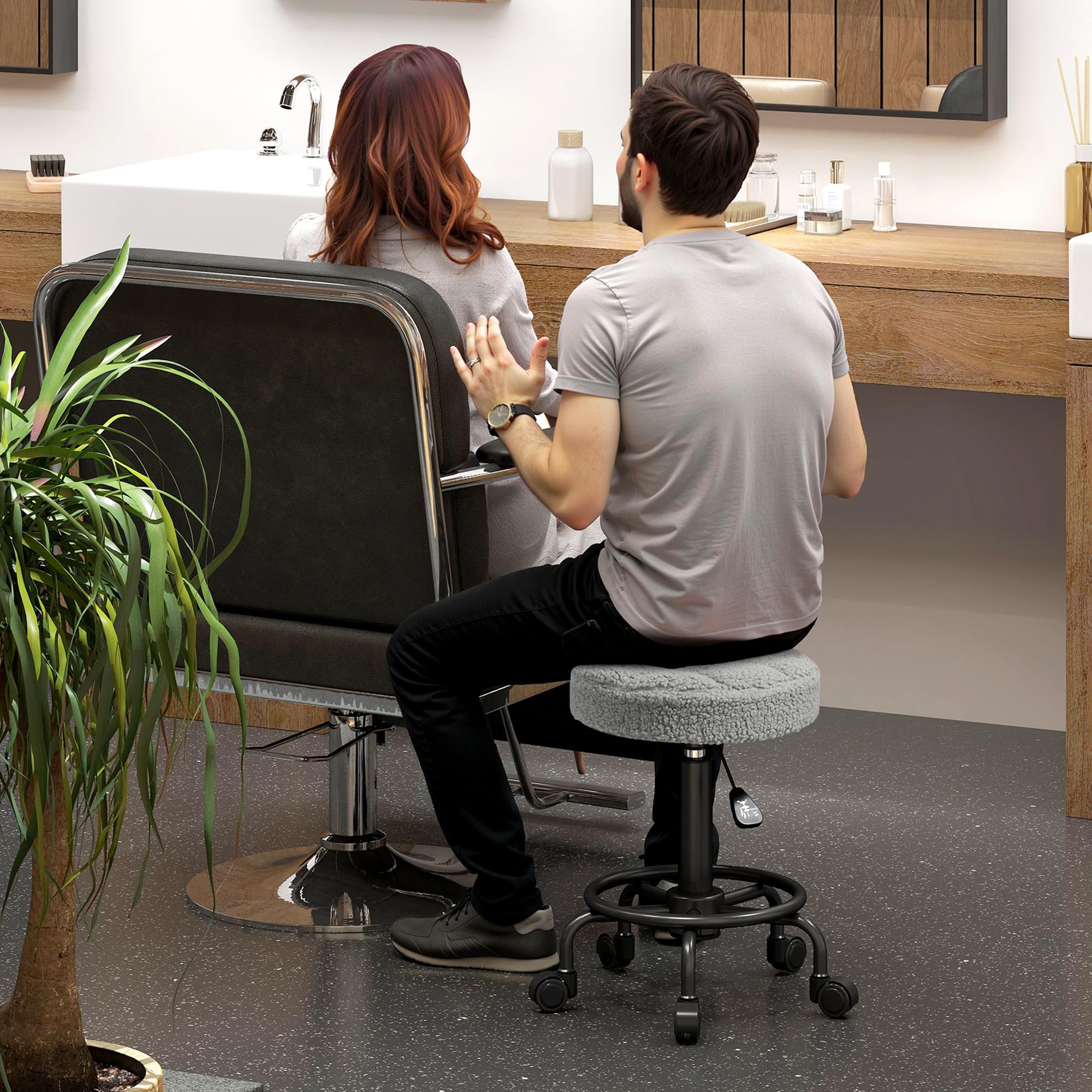 HOMCOM Sgabello rotondo girevole con ruote Altezza regolabile 50-66 cm Seduta imbottita in tessuto di pile per saloni officine Spa Massaggi Grigio