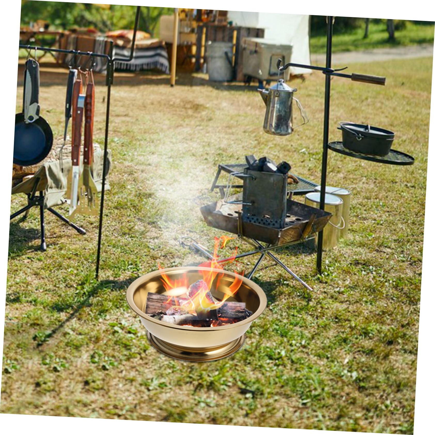 Große Feuerstelle aus Eisen für Traditionelle Rituale und Familienfeste Goldfarbene Feuerschale mit Verformungsbeständigem Material und Ästhetischem Design