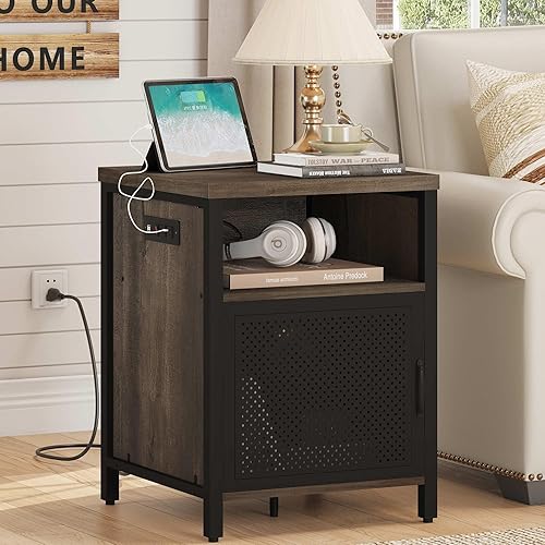 FATORRI Mesa auxiliar con almacenamiento, mesa auxiliar rústica para sala de estar, mesitas de noche estrechas de madera y metal con puerta (marrón