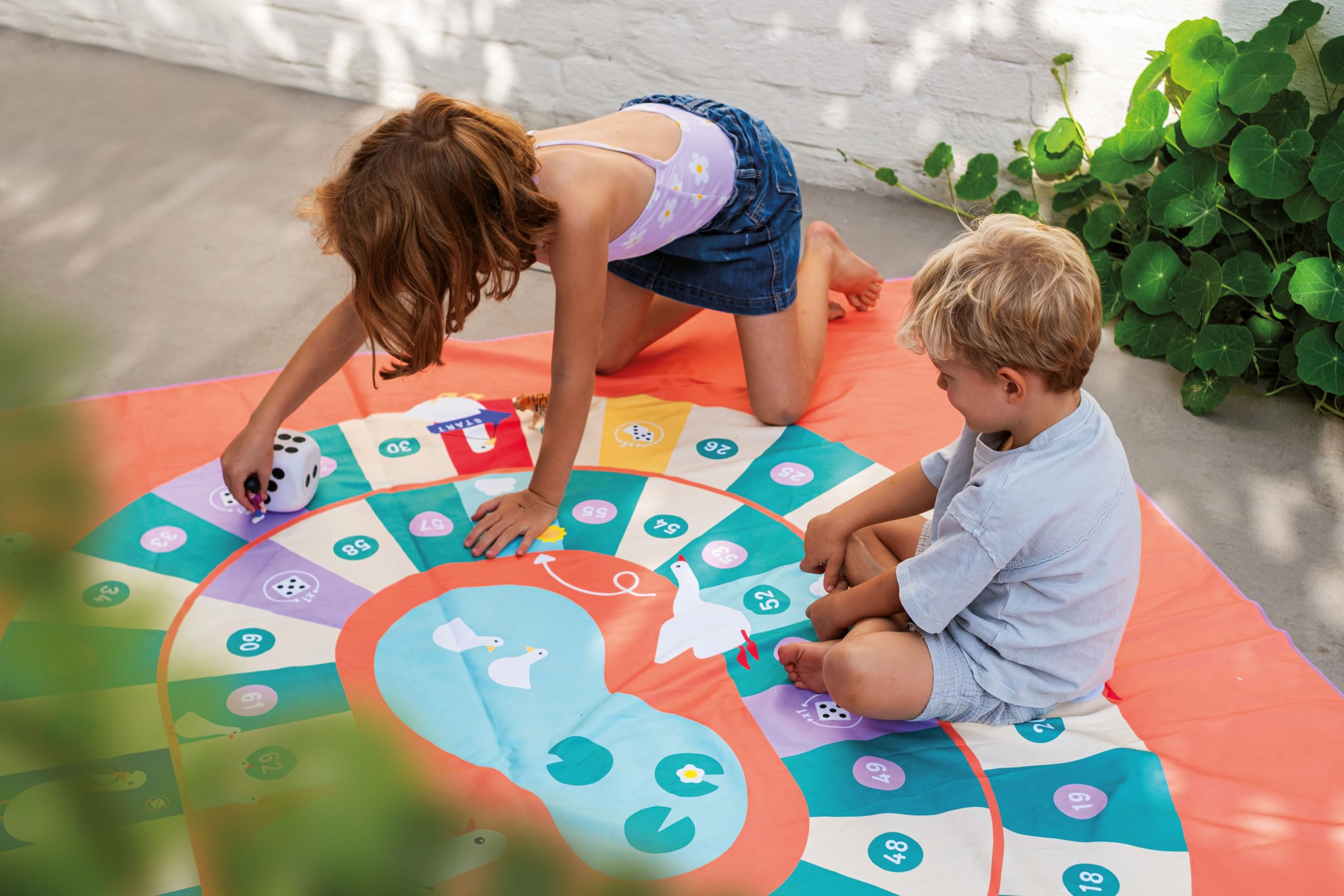 Quut – Toalla de playa para niños con juego – Microfibra de secado ultra rápido, sin arena, compacta y ligera (juego de ganso, XL – 180 x 180 cm)