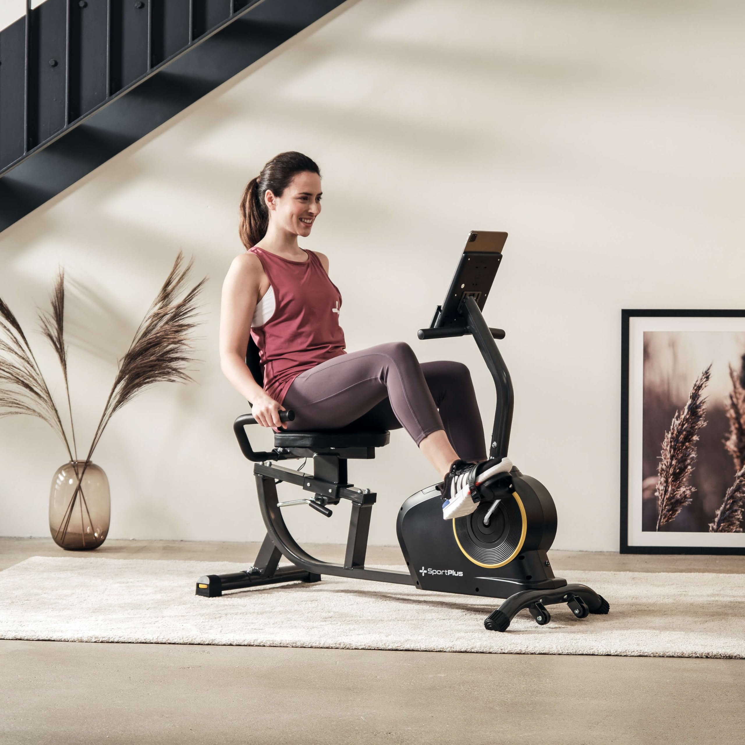 SportPlus | Modèle 2022 | Vélo d'appartement allongé avec compatibilité App, 24 niveaux & 6 programmes d'entraînement, avec écran & support pour tablette, max. 110 kg