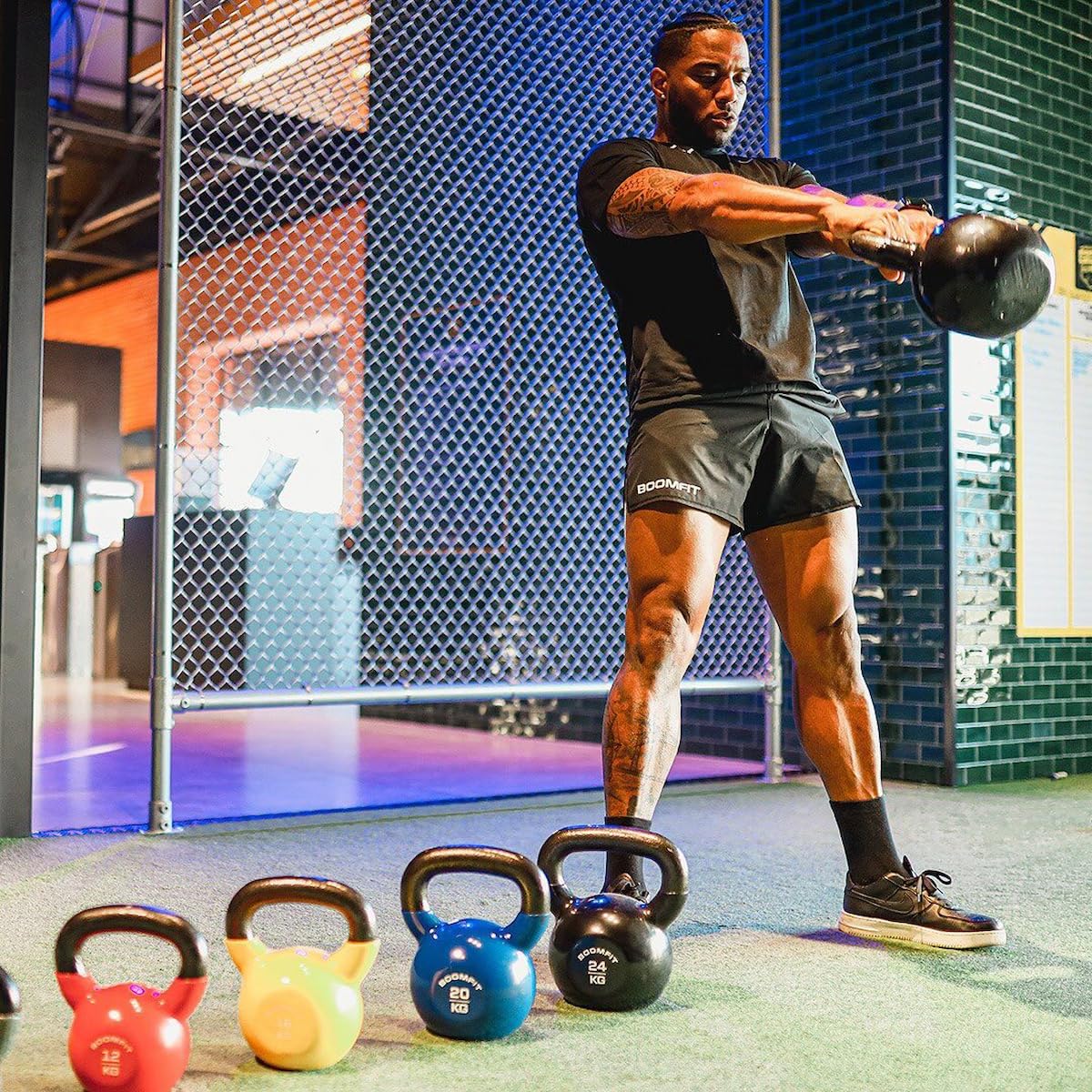 BOOMFIT Ghiria Kettlebell 4-30kg in Ghisa e Vinile | Pesi Palestra per Allenamento Funzionale e Cross Training | Pesa Russa Professionale per Swing e Squat | Attrezzatura Home Gym