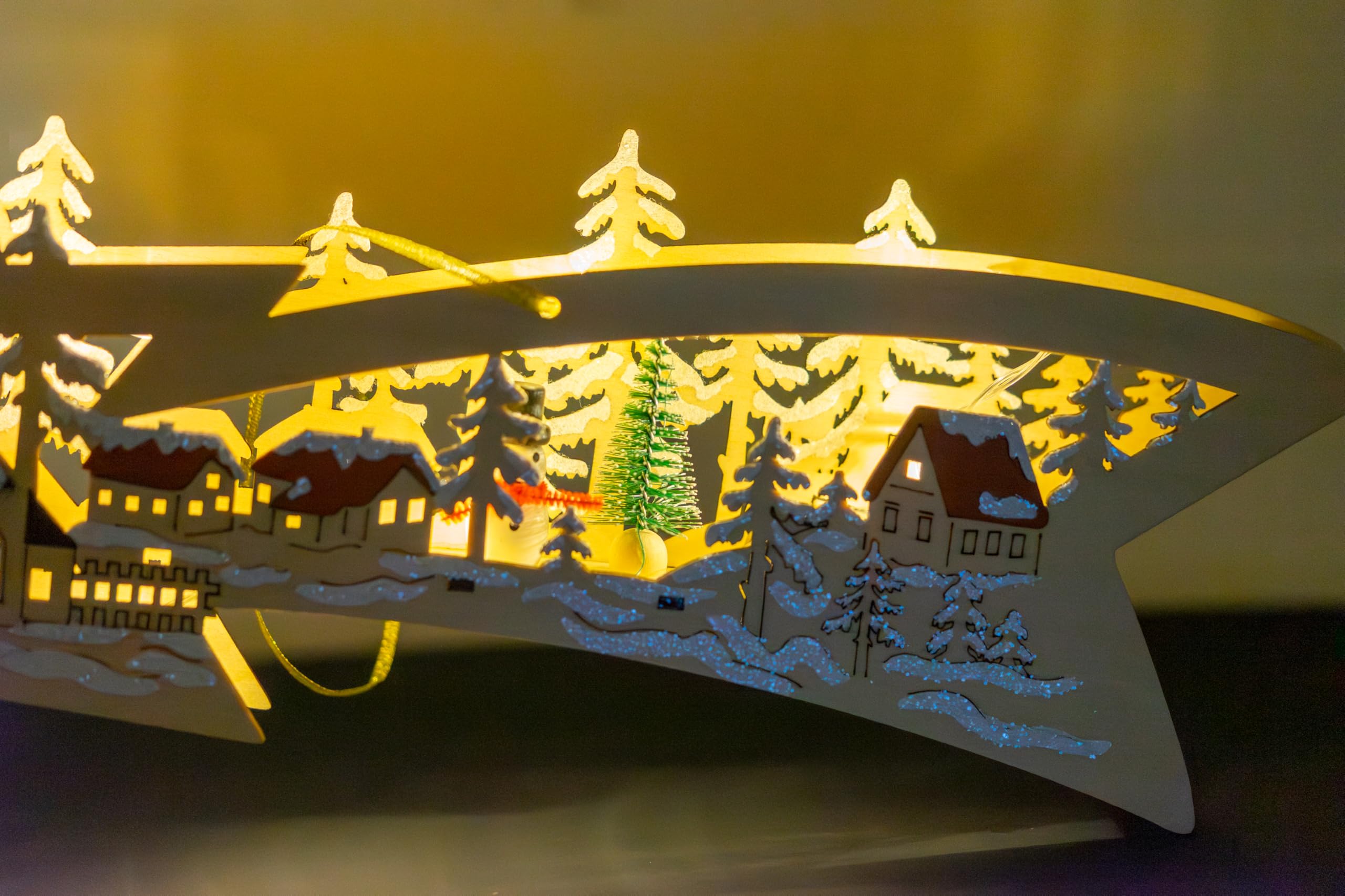 Kaladia Beleuchtete Dekoration/Fensterschmuck Sternschnuppe aus Holz – Motiv: verschneites Dorf - Weihnachtliche Deko mit warmem Licht – Handbemalt & Batteriebetrieben - Maße: 22 x 4 x 22 cm