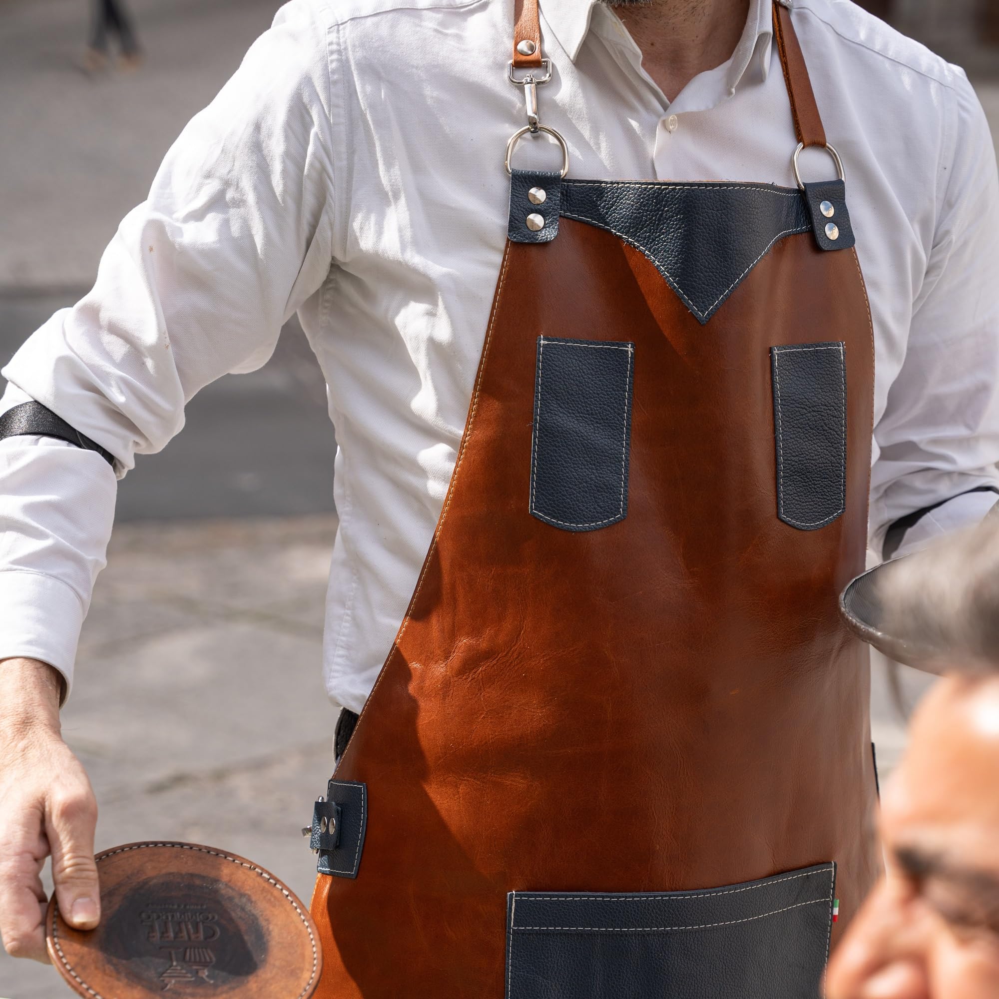 Delantal de trabajo artesanal de piel italiana curtido vegetal, hecho a mano en Italia, resistente, elegante y profesional