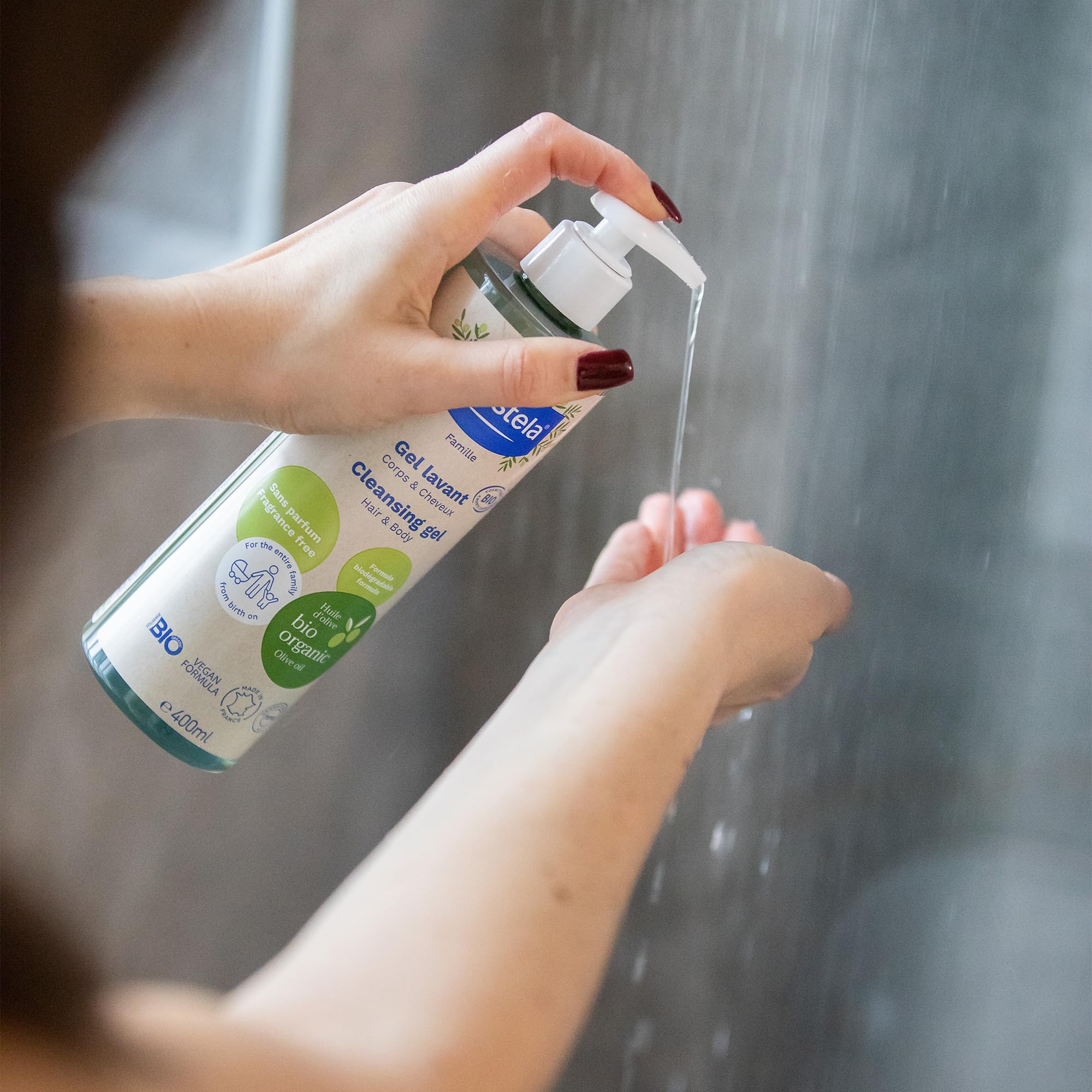 Mustela Gel Detergente Bio Vegano Con Olio di Oliva, Aloe Vera e Glicerina, Corpo e Capelli, Neonati, Tutta la Famiglia - Detersione Delicata Senza Seccare, 99% Ingredienti di Origine Naturale (400ml)