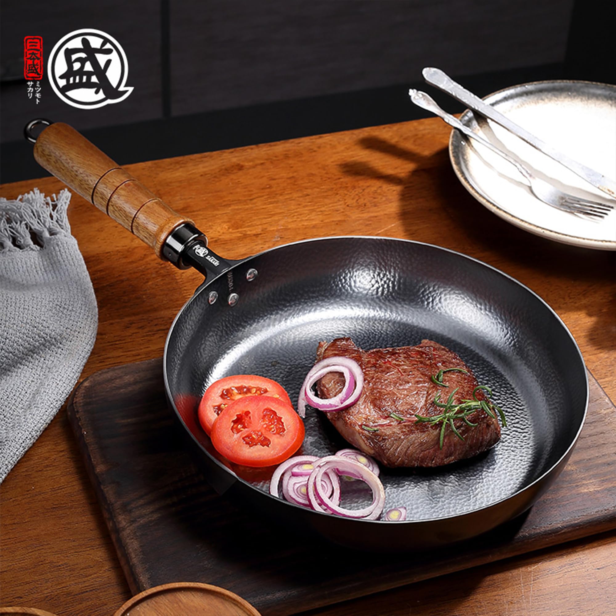 MITSUMOTO SAKARI Padella Antiaderente 30 cm,Padella in Ghisa Battuta a Mano | Senza Rivestimento Sintetico, Adatta a Fornelli a Gas e Induzione, Manico in Ebano