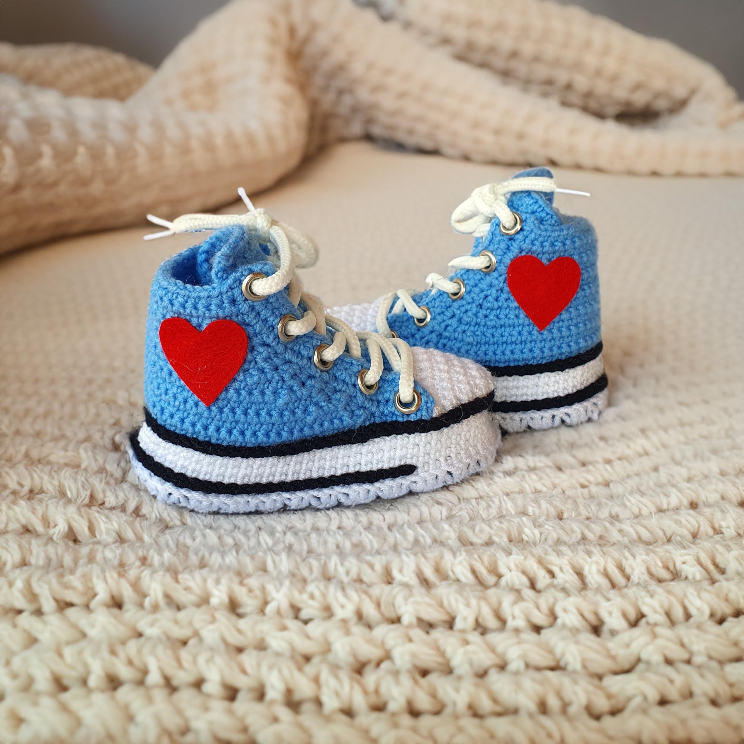 Handgefertigte Blaue Rutschfeste Baby Sneaker aus Organischem Garn - Personalisierte Erste Schritte Schuhe für Neugeborene - Unisex Geschenk zur Baby Ankündigung & Geburt