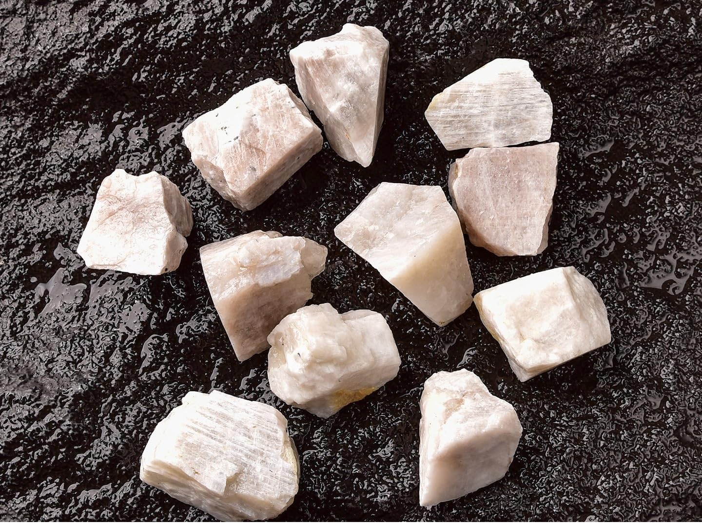 WHZHDMA Bulk Natural Crystal Rough Stone Natural Moonstone Ore Specimen Crystal Rough Stone Aromatherapy Diffuser Stone Crushed Stone Crystal Ornaments Rocks Stones and Crystals