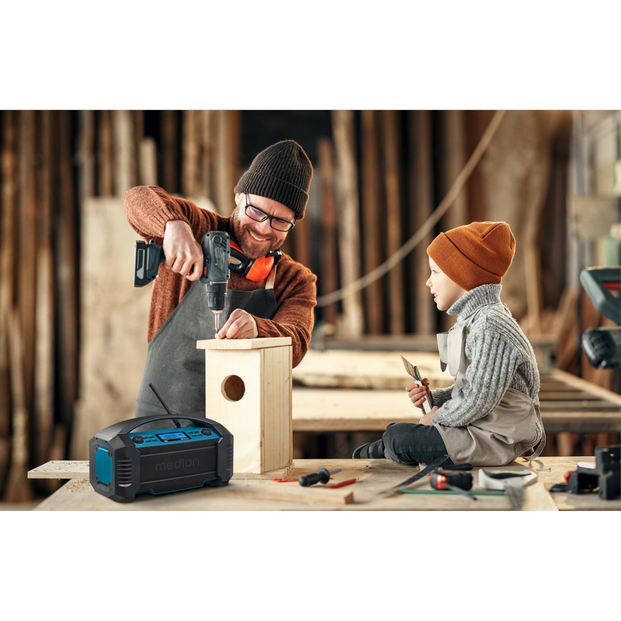 MEDION Radio da cantiere LIFE (E66050), Radio DAB+ e Bluetooth per esterni e interni, Radio portatile e ricaricabile ideale per il campeggio o il giardino e resistente all'acqua
