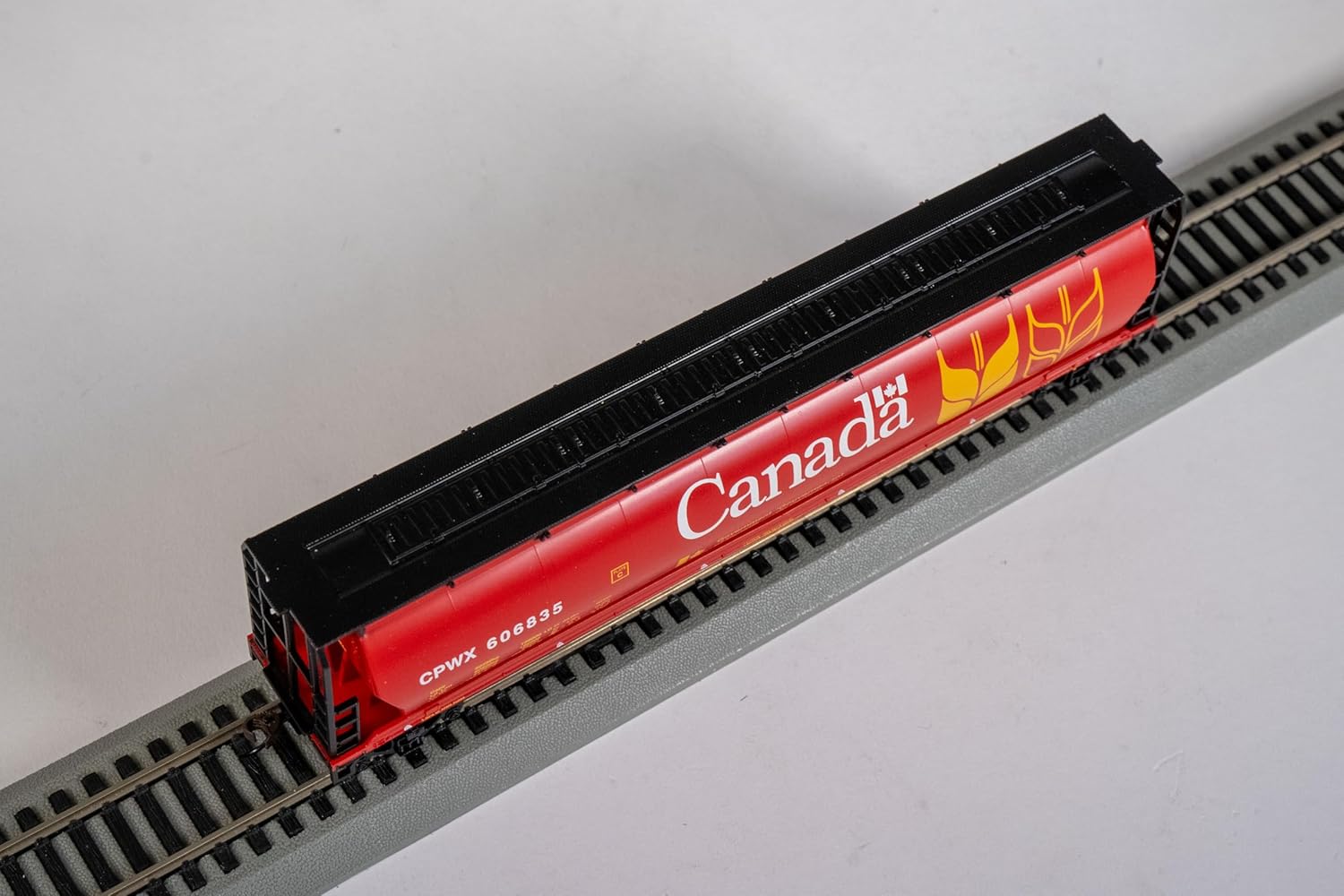 Canadian 4-Bay Cylindrical Grain Hopper with Flashing End of Train Device Canada Grain (Red) - HO Scale