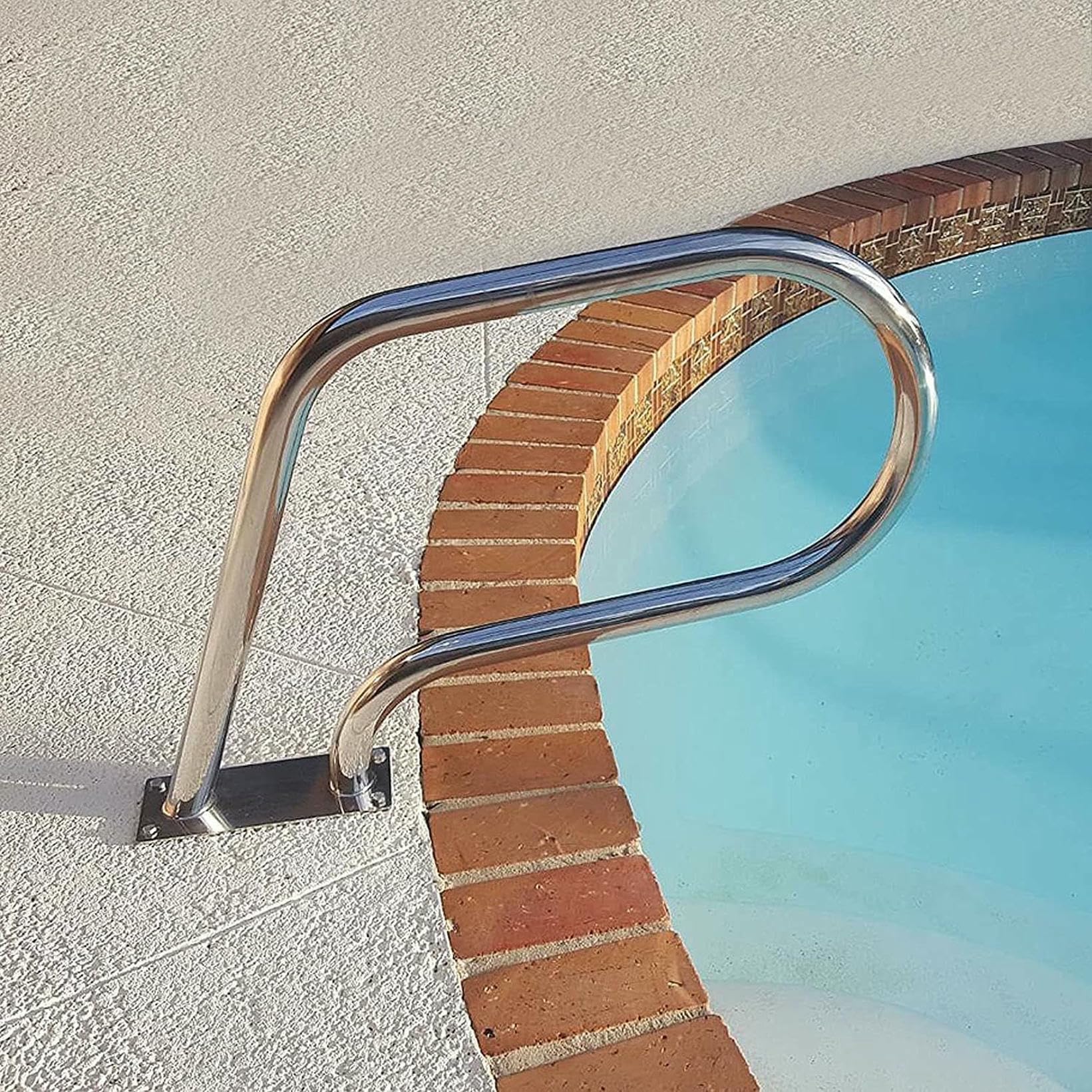 Rampe de sécurité pour piscine familiale et baignade sereine des enfants