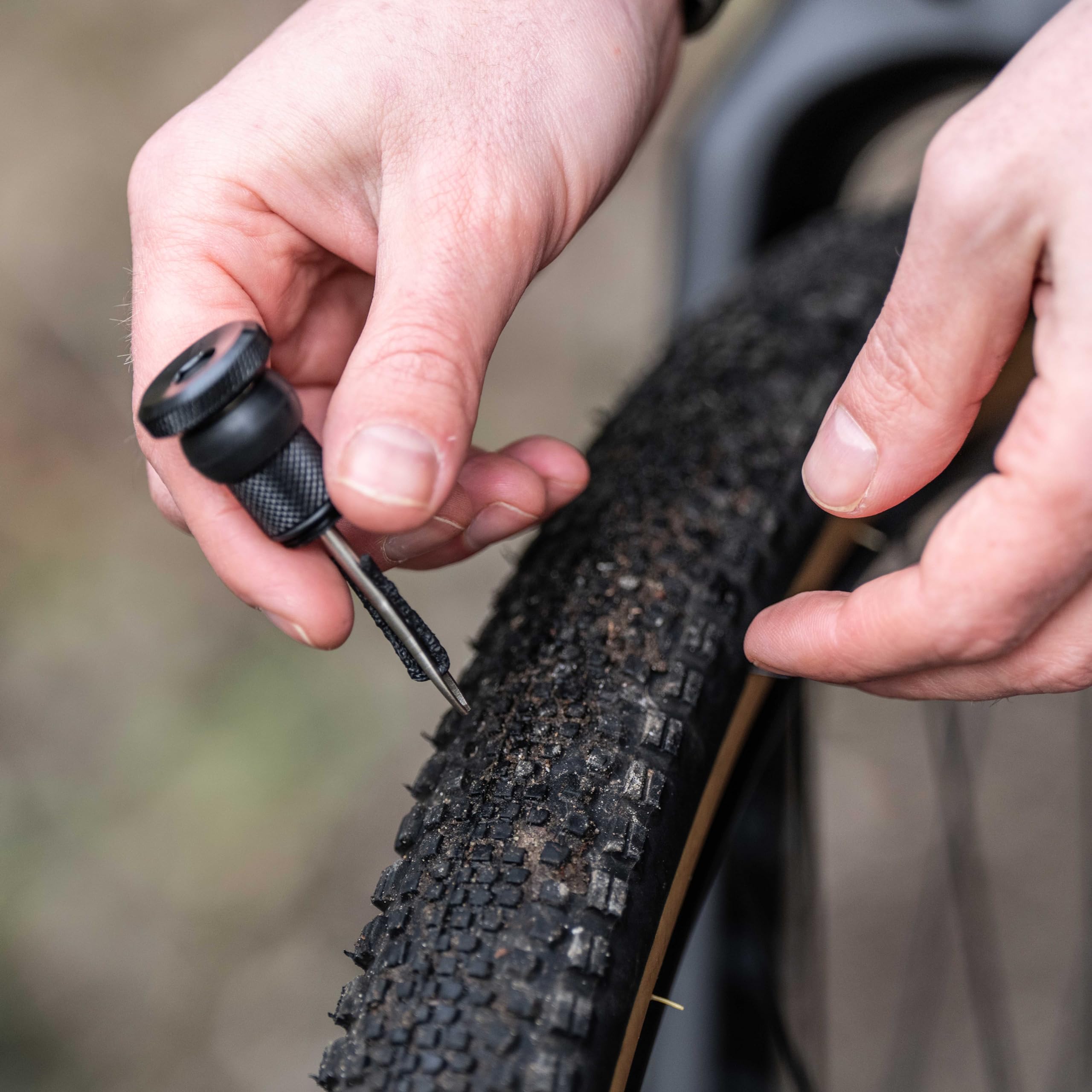 BBB Cycling BarPlugger Tubeless Reifen Reparaturwerkzeug Tubeless Tire Repair Set Fahrrad Werkzeug Set für Tubeless Reifen I Lenkerintegriertes Tubeless-Reparaturset BTL-210