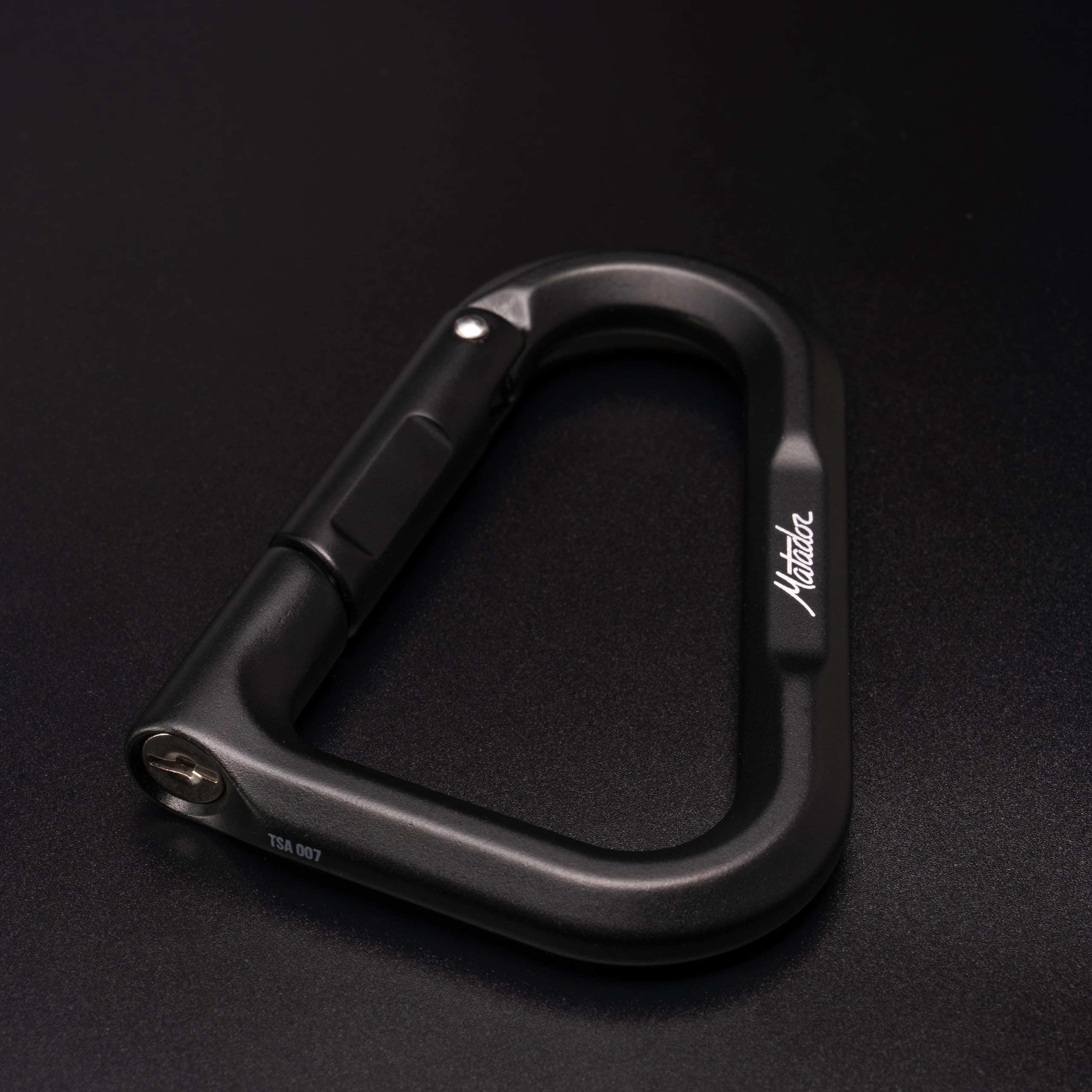 Matador BetaLock (Zwart) - Vergrendelende Karabijnhaak Clip & Reisslot 2-in- 1; TSA-slot voor Bagage & Reizen; Zware Karabijnhaak met Sleutels Inbegrepen, Geweldig voor EDC, Backpacking, Wandelen Matador BetaLock (Zwart) - Vergrendelende Karabijnhaak Clip & Reisslot 2-in- 1; TSA-slot voor Bagage & Reizen; Zware Karabijnhaak met Sleutels Inbegrepen, Geweldig voor EDC, Backpacking, Wandelen