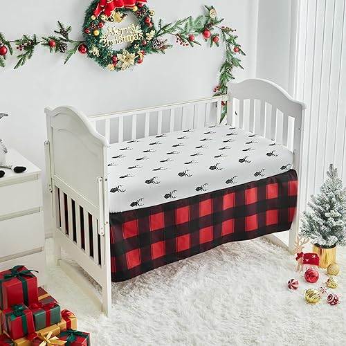 Miniatura 5 de Juego de ropa de cama de cuna gris de Navidad de 3 piezas, edredón acolchado a cuadros con sábana bajera y falda de cama, bonito diseño de muñeco de