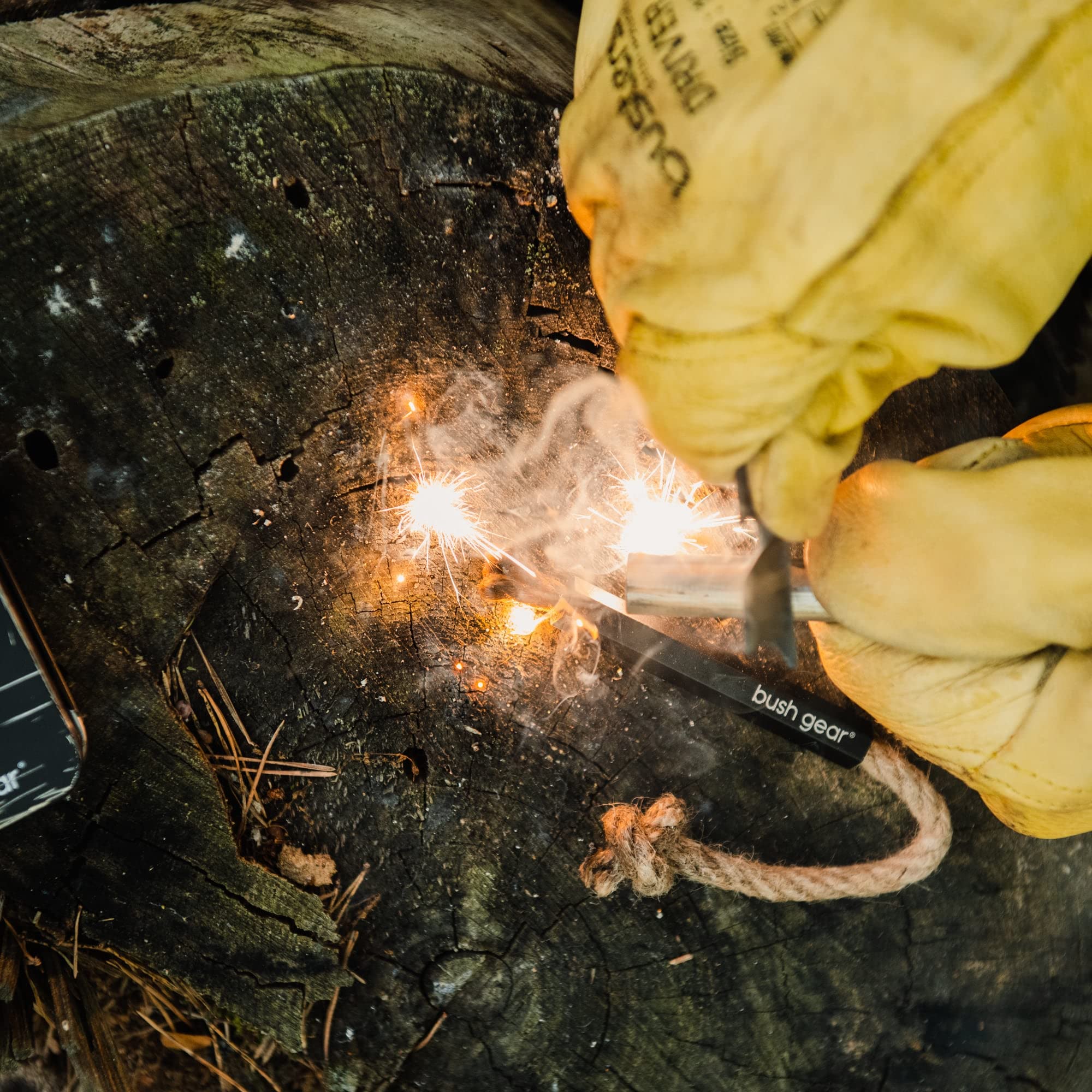 Bush Gear Zestaw zapałek na zewnątrz w aluminiowej puszce z 2x zapałkami do krzesiwowca - zestaw do rozpalania ognia - zestaw survivalowy na kemping - krzesiwo na każdą pogodę - 60 minut spalania na