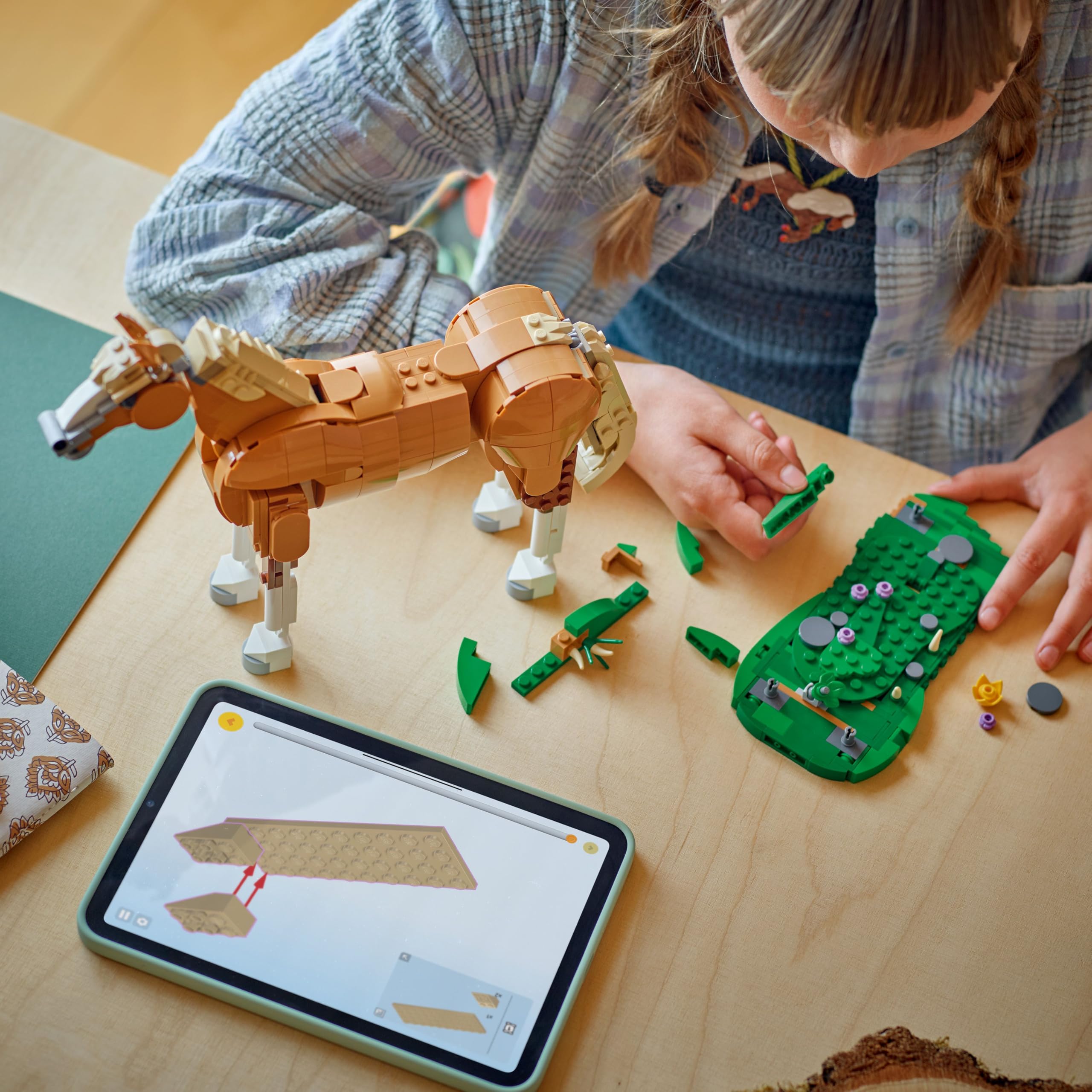 LEGO Creator 3 w 1 Piękny koń 31166 | Zestaw klocków konstrukcyjnych, figurka konia do przebudowy na niedźwiedzia lub jelenia, prezent dla dzieci 9+, 685 elementów