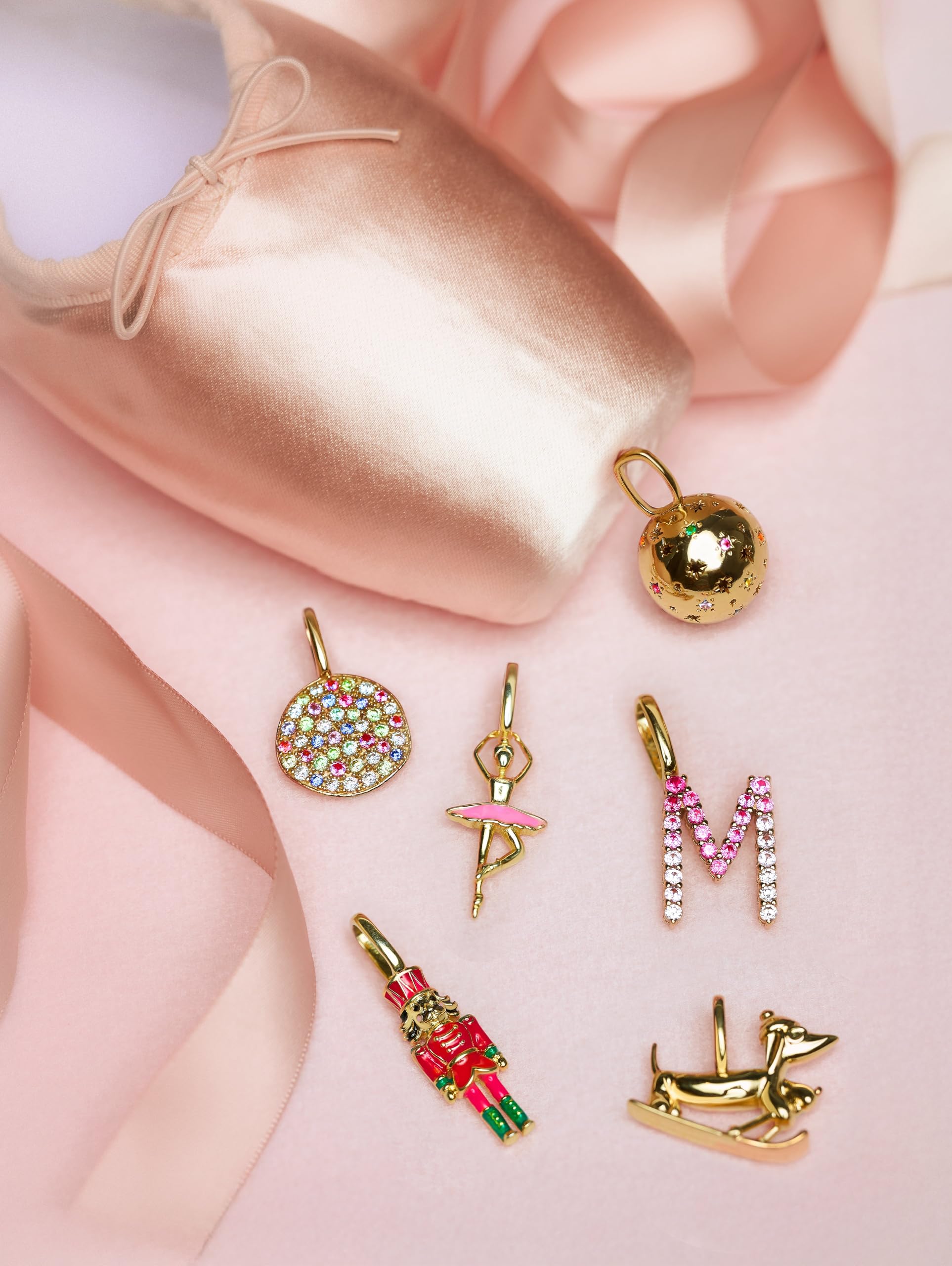 SINGULARU - Charm Llamador de Ángeles. Latón con Baño en Oro de 18 Kt y Circonita. Joyas Para Mujer.