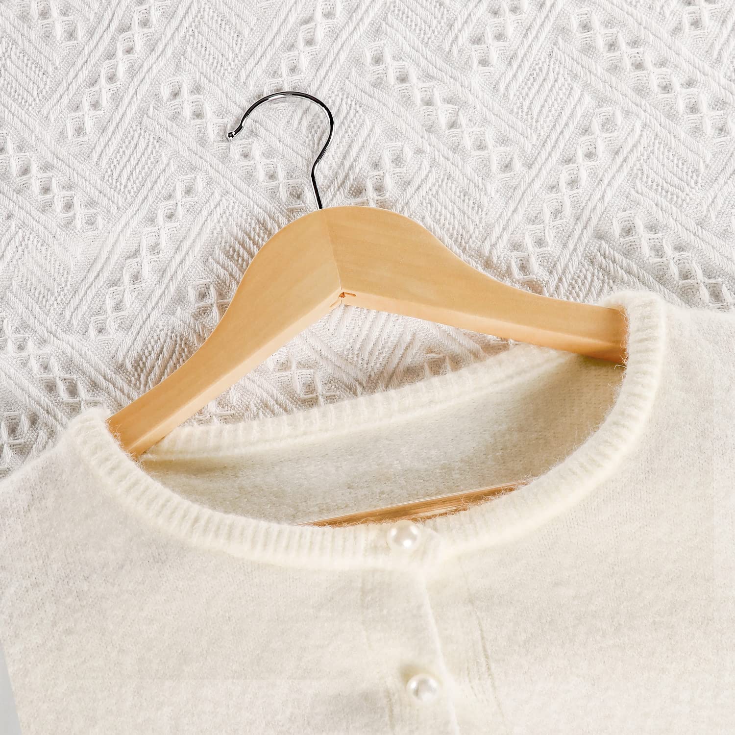 TOPIA HANGER Grucce in legno, confezione da 30 grucce in legno naturale, resistenti, con gancio girevole a 360 gradi, barra antiscivolo per pantaloni e intagli per spalle per top camisole, CT34N30