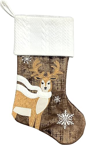 Comfy Hour Joyful Holiday Collection - Reno de madera de 18 x 11 pulgadas con bufanda y medias de copo de nieve, decoración de invierno, poliéster