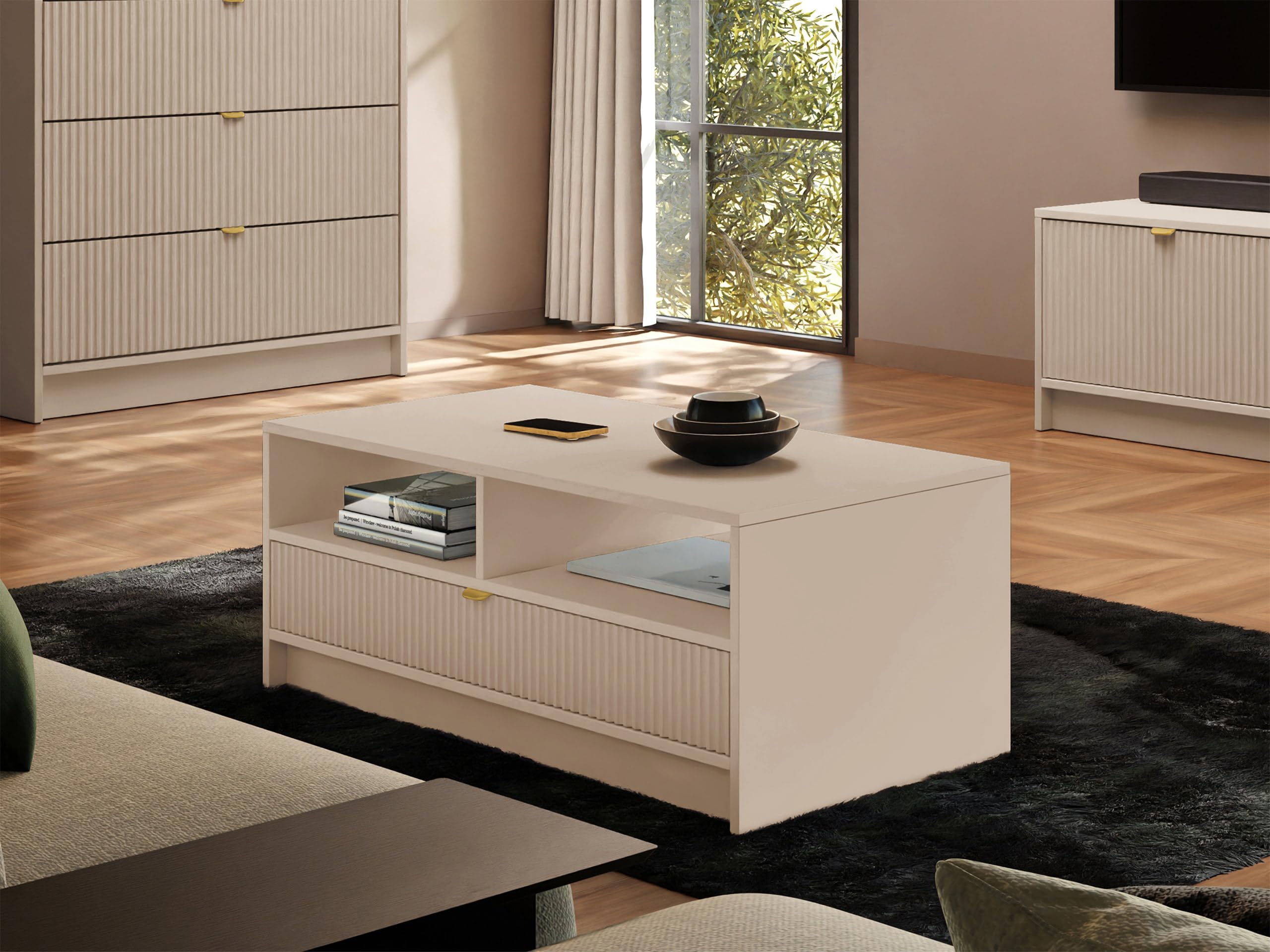 Mirjan24 Couchtisch Tireno 1SZ mit Schublade (Sandbeige) | Kaffeetisch mit geriffelter Front, goldfarbenem Griff und Ablagefächern für Fernbedienungen, Zeitschriften und Zubehör