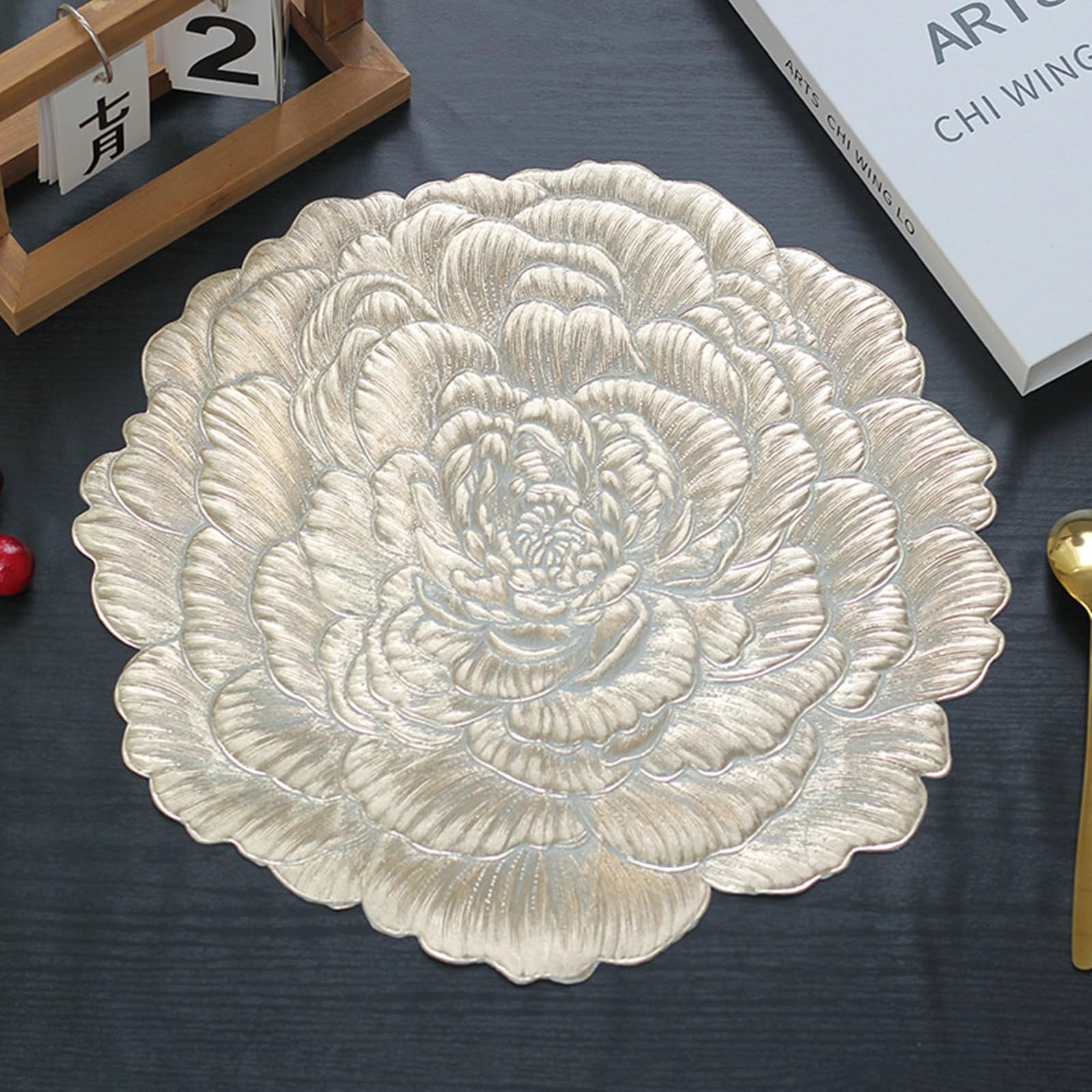 Set de table anti-tache lavable en PVC argenté forme fleur 38 cm