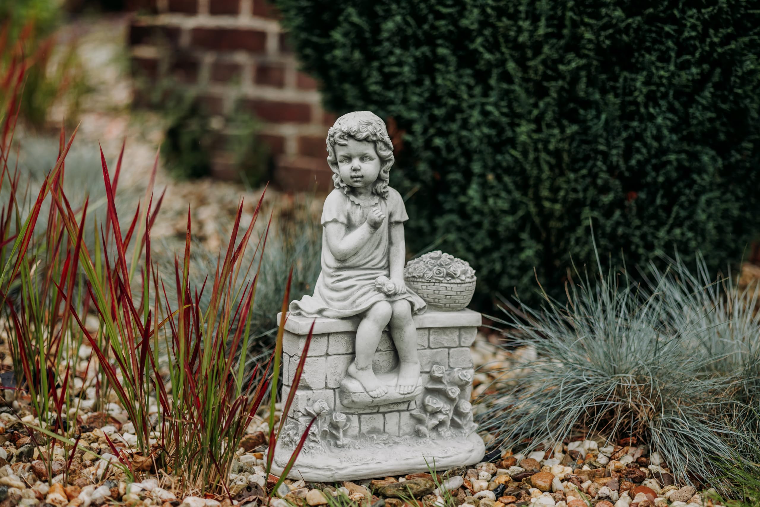 gartendekoparadies.de Mädchen Figur auf der Mauer, Steinfigur H. 49 cm, 18 kg, Grau, frostsicher aus Steinguss für Außenbereich