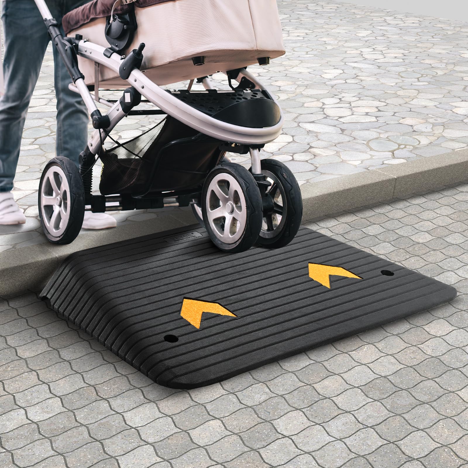 VEVOR Rampa di Soglia Altezza 10,2 cm Rampa da Marciapiede in Gomma 1 Canale Capacità di Carico 15 Tonnellate Superficie Strutturata Antiscivolo per Carrozzina Auto Scooter Garage 90,2x62x10,2 cm