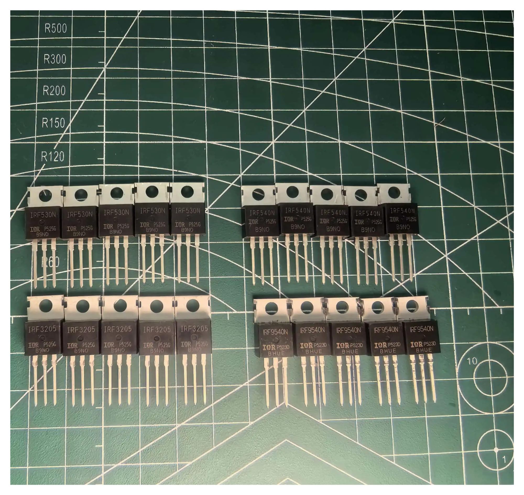 Kit MOSFET 50PCS TO-220 10 valores | Surtido de transistores de potencia IRFZ44N IRF540N IRF3205 IRF640N
