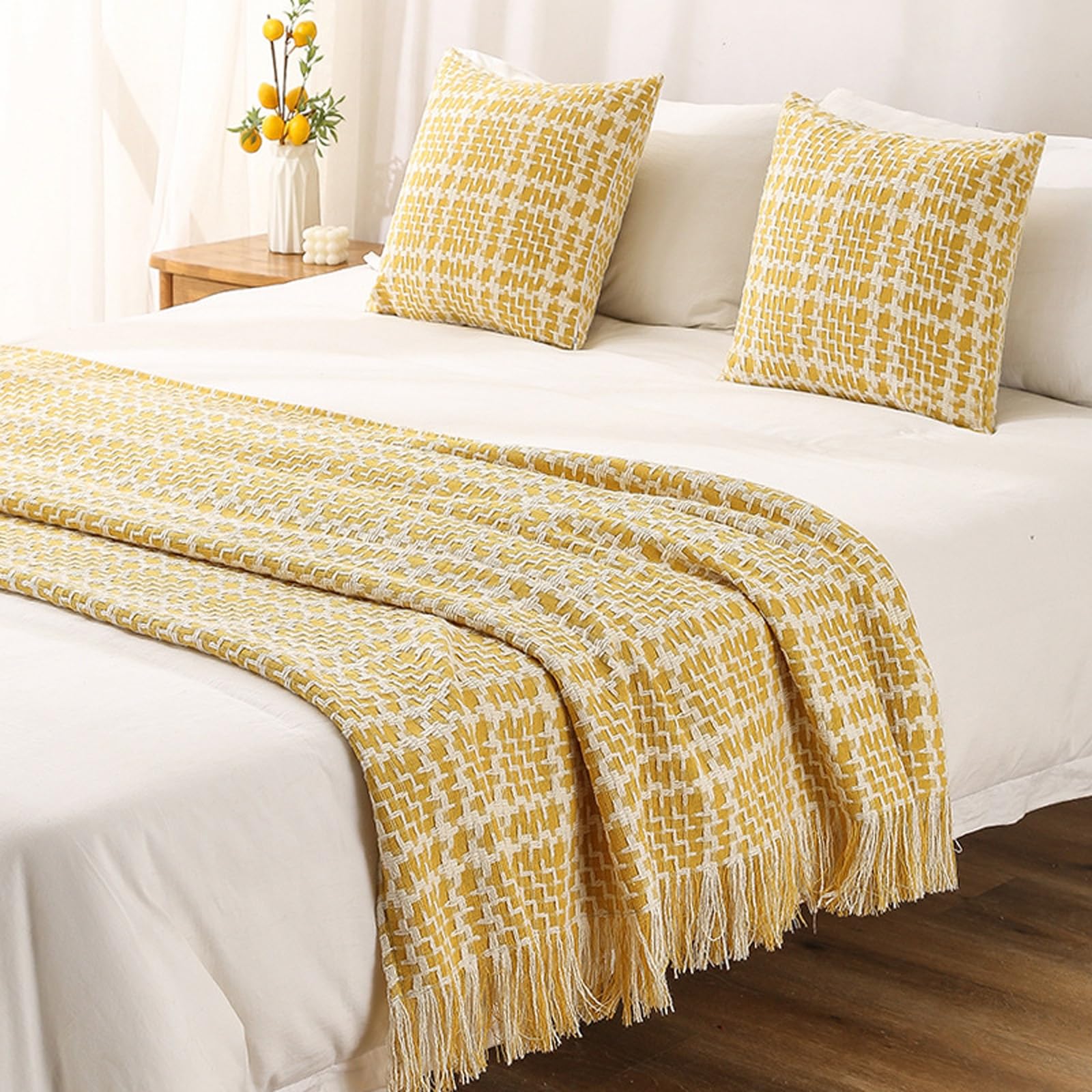 Chemins de lit de luxe à carreaux et pompons élégants jaune