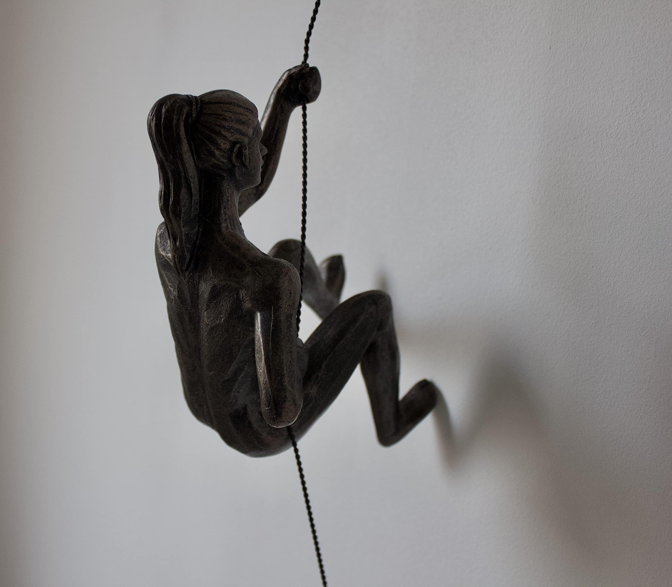Haute Collage 1x Bronze Female Climber with Rock Nail-Caps Left-Arm-Up Climbing Lady Wall Hanging Climbing Woman Sculptures in Rock Climber Girl Ornament Outdoor & Indoor Decor Statue Abseiling