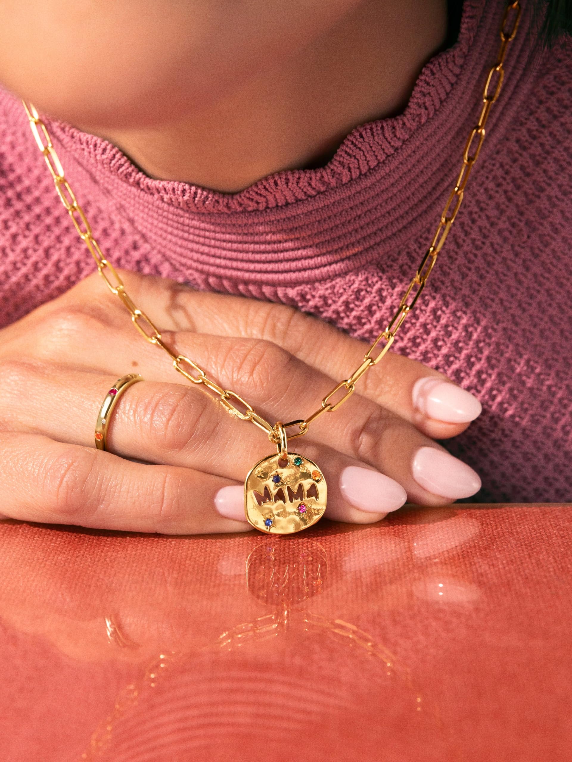SINGULARU - Charm Mamá. Latón con Acabado en Baño de Oro de 18kt o Rodio. Charm con Motivo y Circonitas de Colores. Cierre Asa. Joyas para Mujer