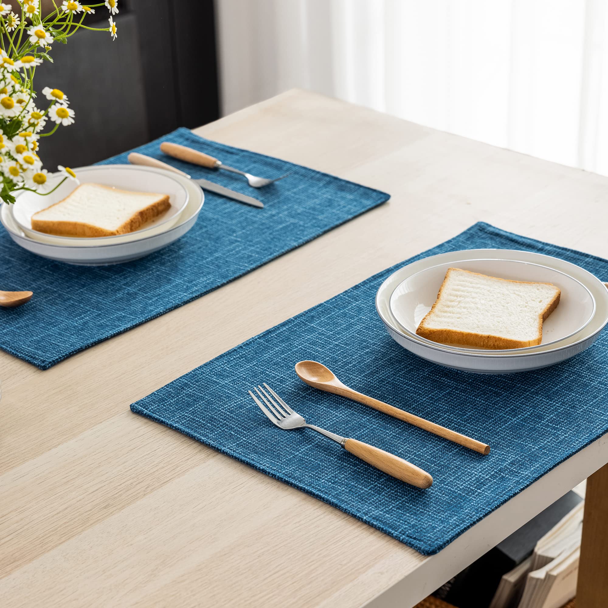 Kevin Textile - Juego de 4 manteles individuales lavables resistentes al calor para fiestas, cena buffet, 33 x 48 cm, color azul marino