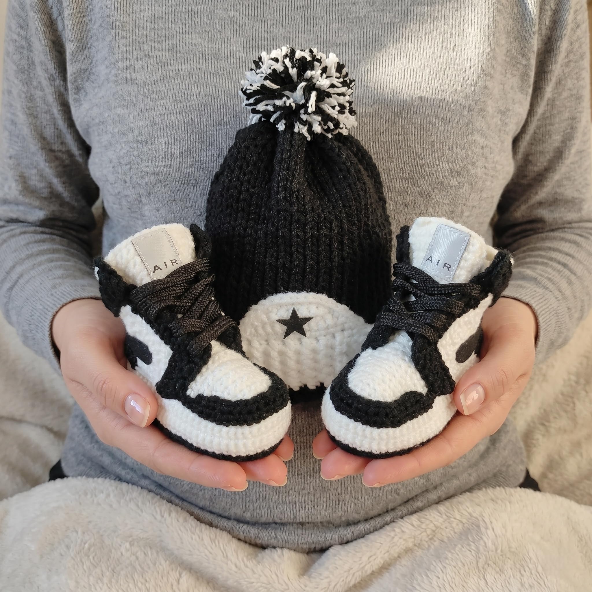 Häkel Baby Jordan Sneaker Booties und Mütze Set Schwarz Weiß für Neugeborene Jungen Mädchen, Basketball High-Top Krabbelschuhe, Heimkehr-Outfit, Babyparty Geschenk, 0-3M 3-6M 6-9M 9-12M